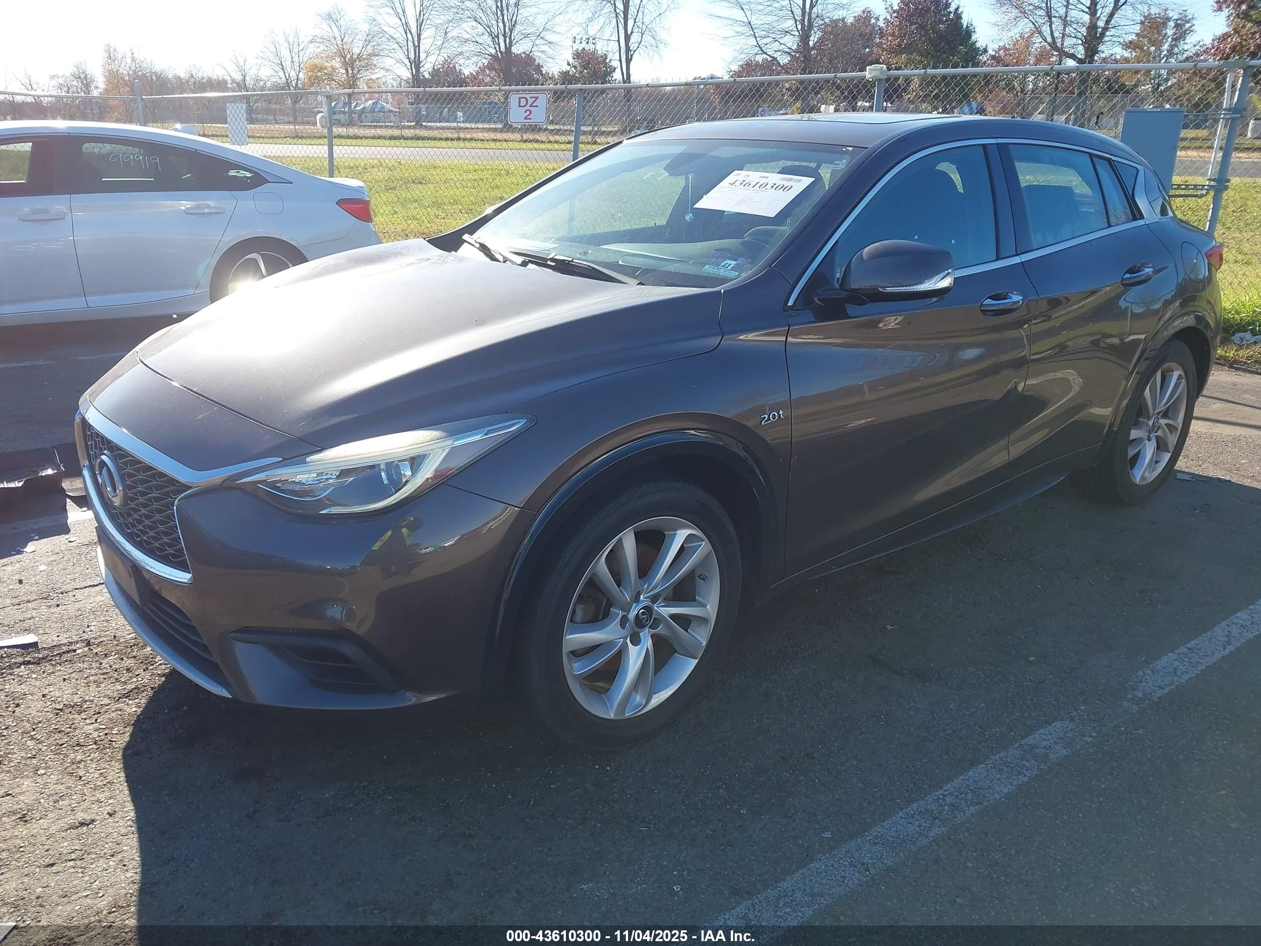 INFINITI QX30 image 2