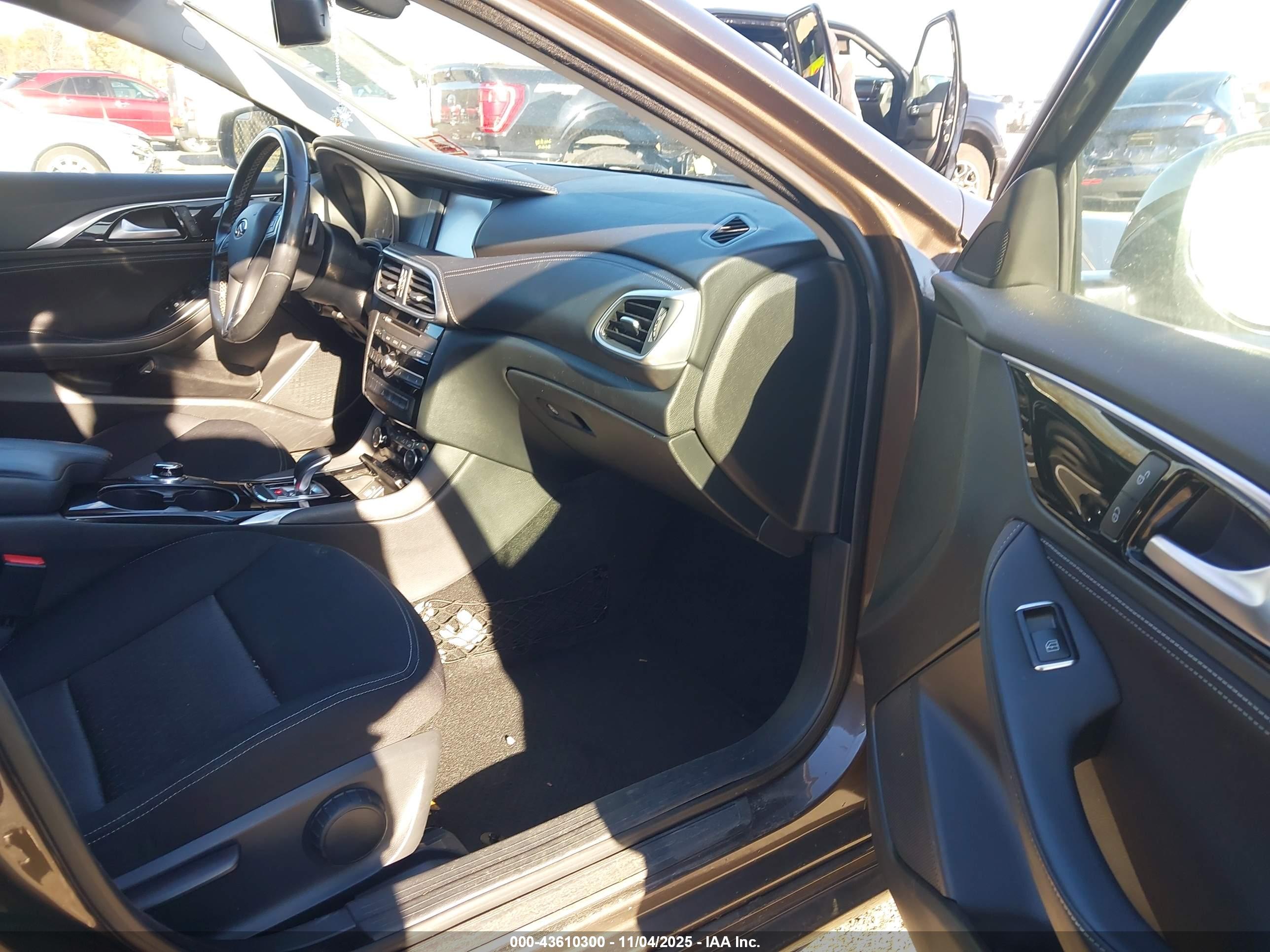 INFINITI QX30 image 5