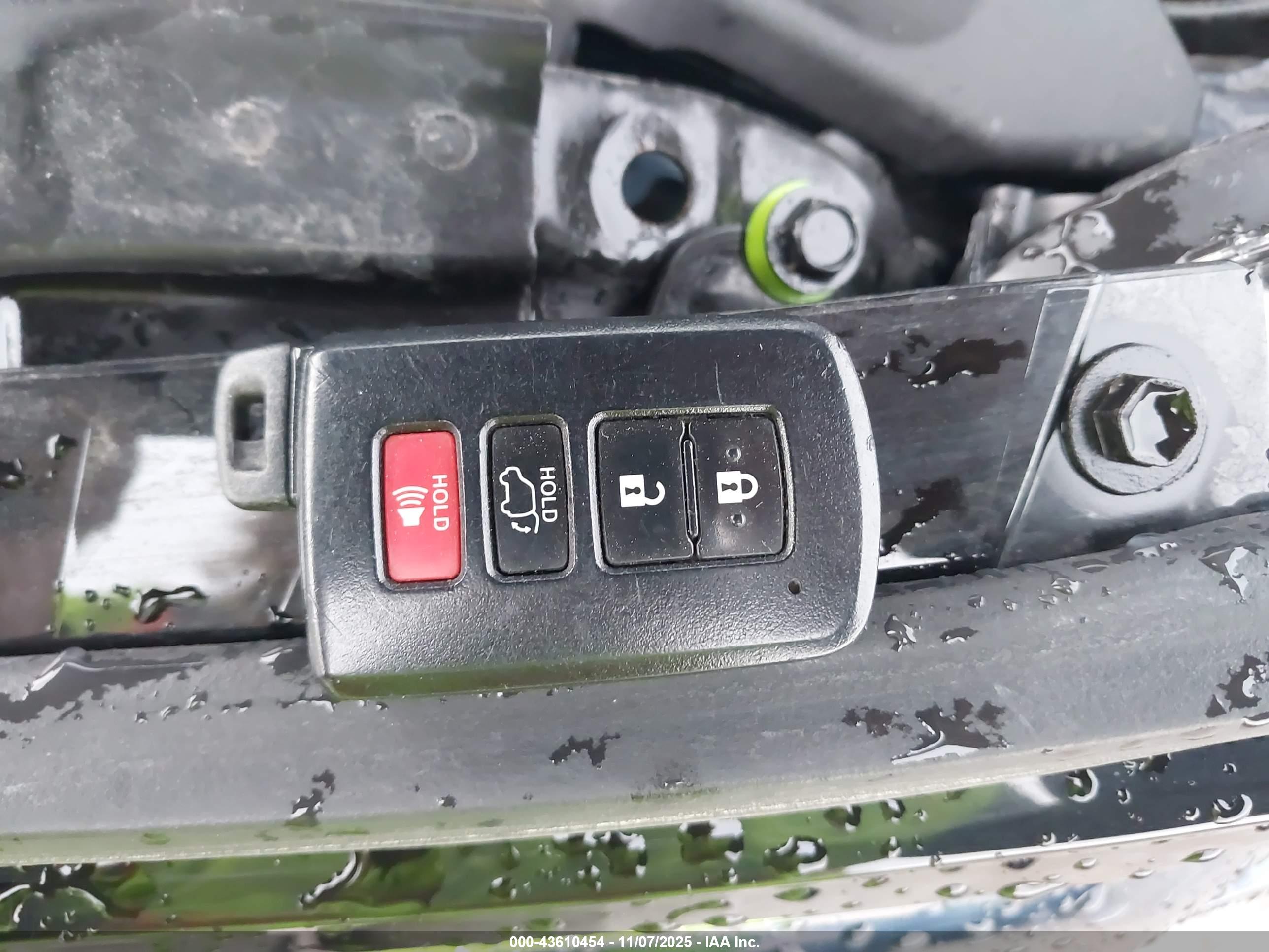 TOYOTA RAV4 image 11