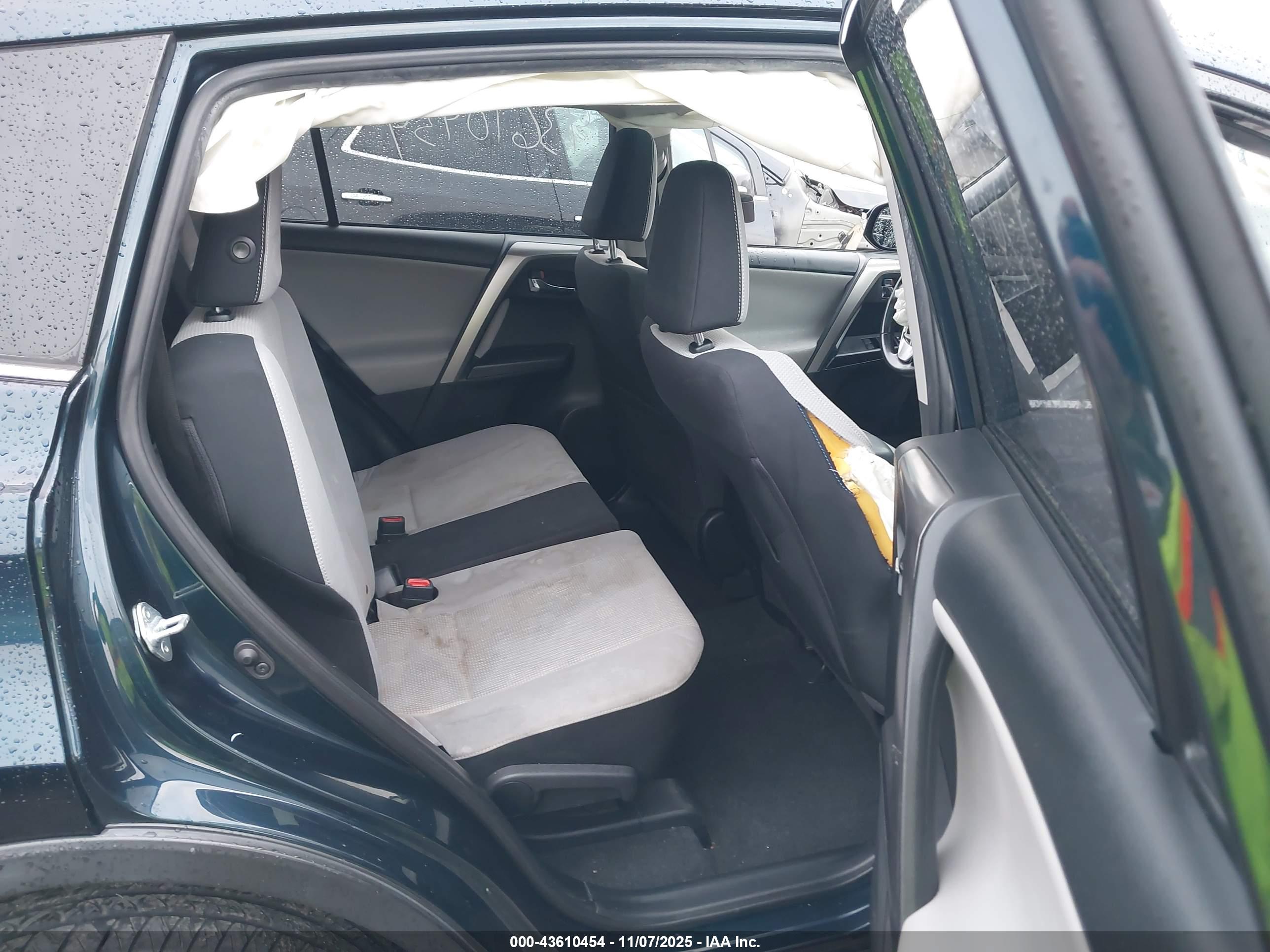 TOYOTA RAV4 image 8