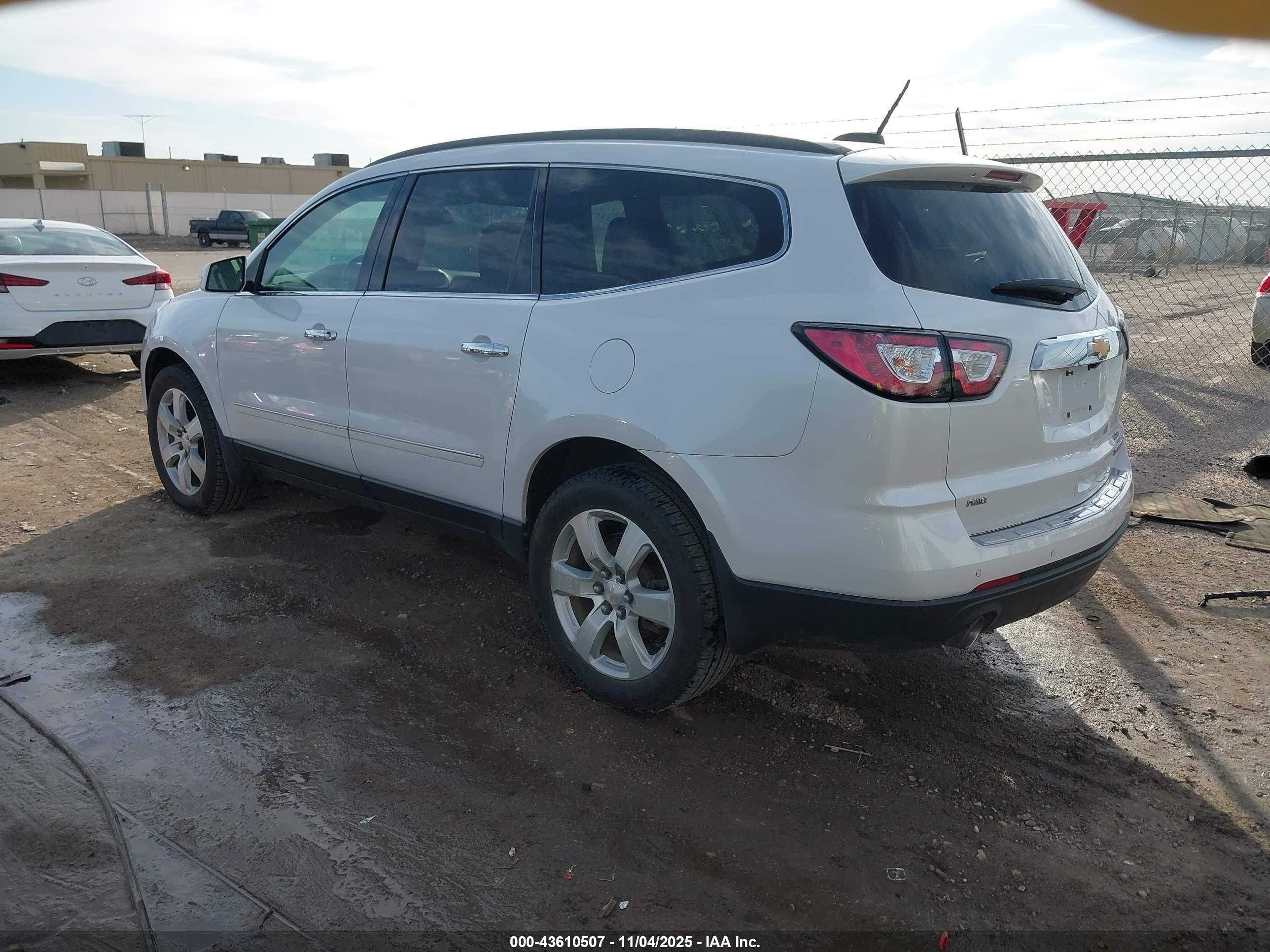 CHEVROLET TRAVERSE image 3