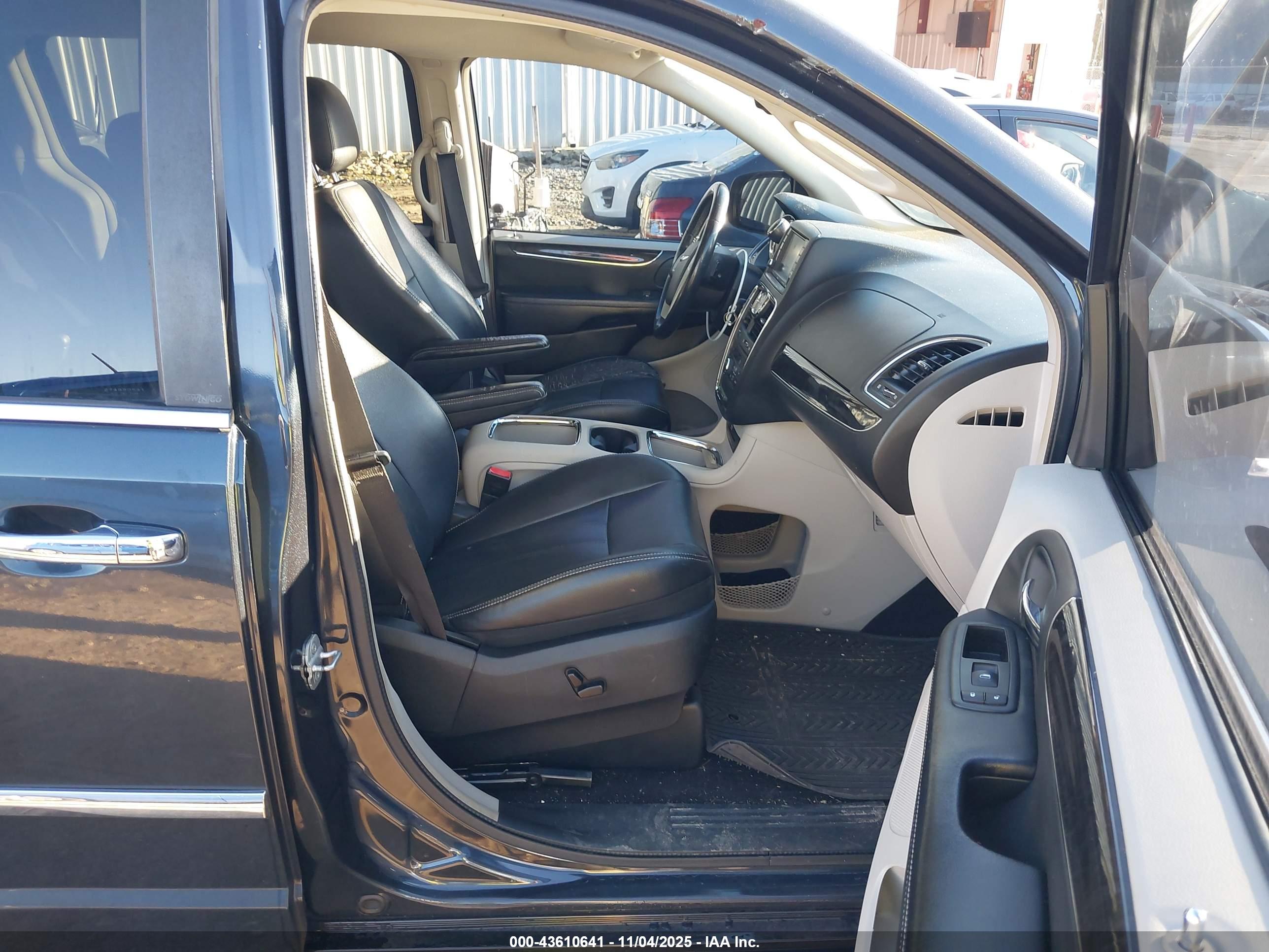 CHRYSLER TOWN image 5