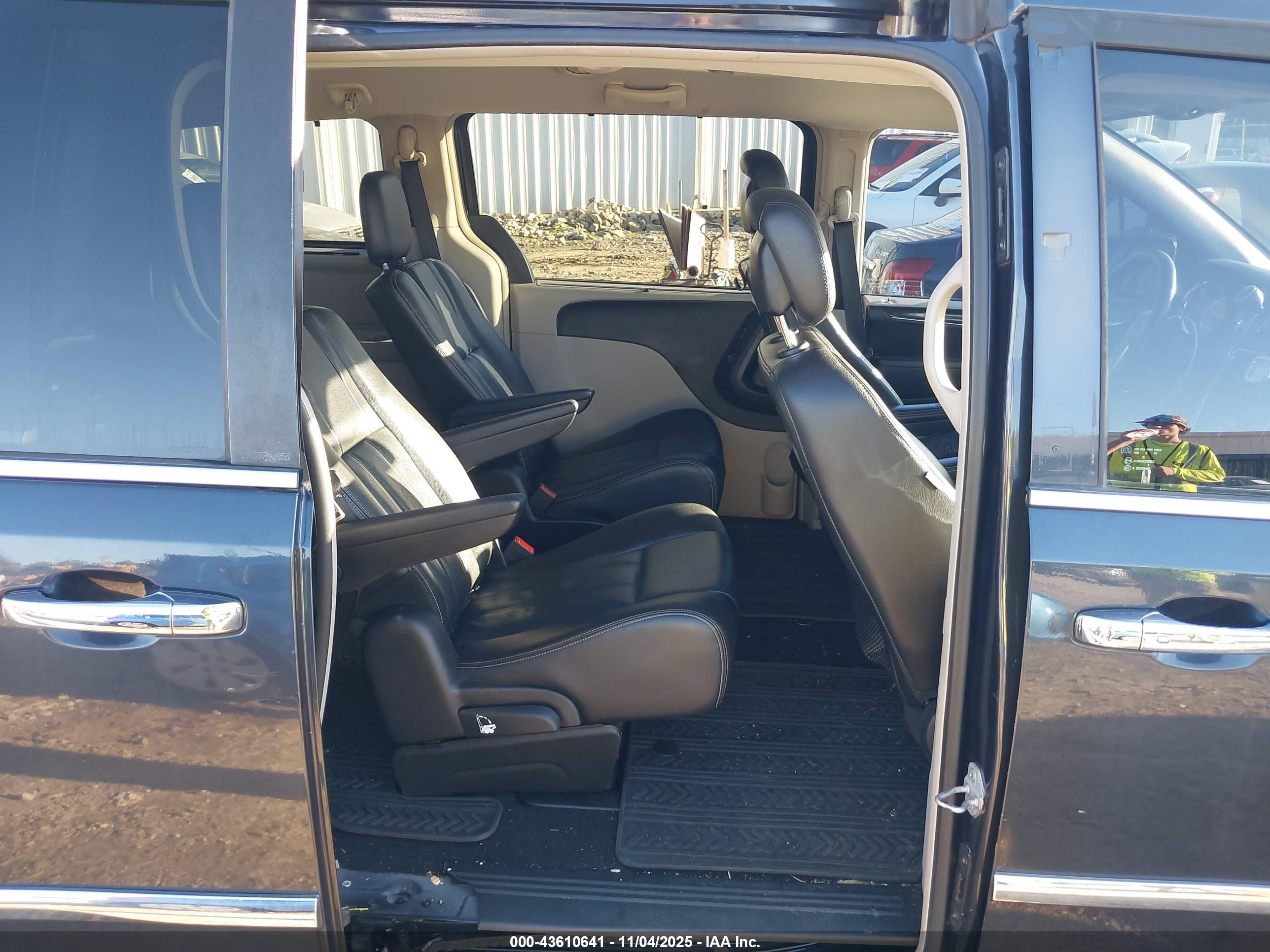CHRYSLER TOWN image 8