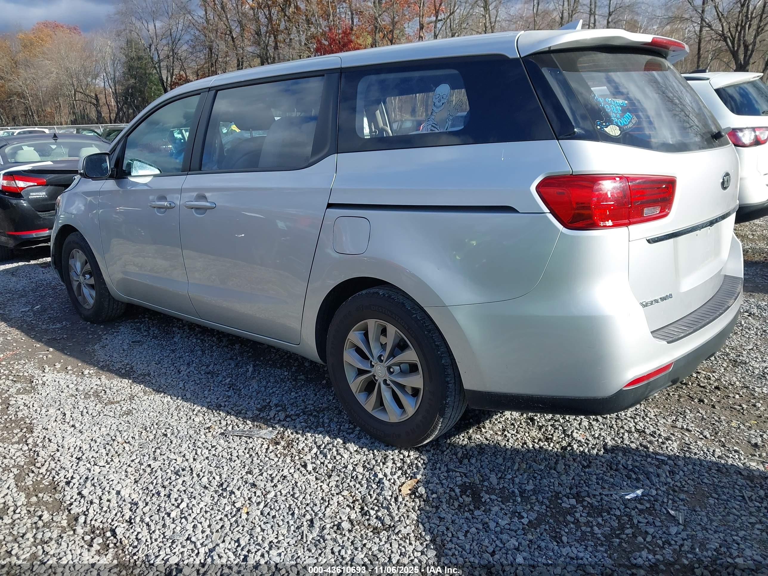 KIA SEDONA image 3