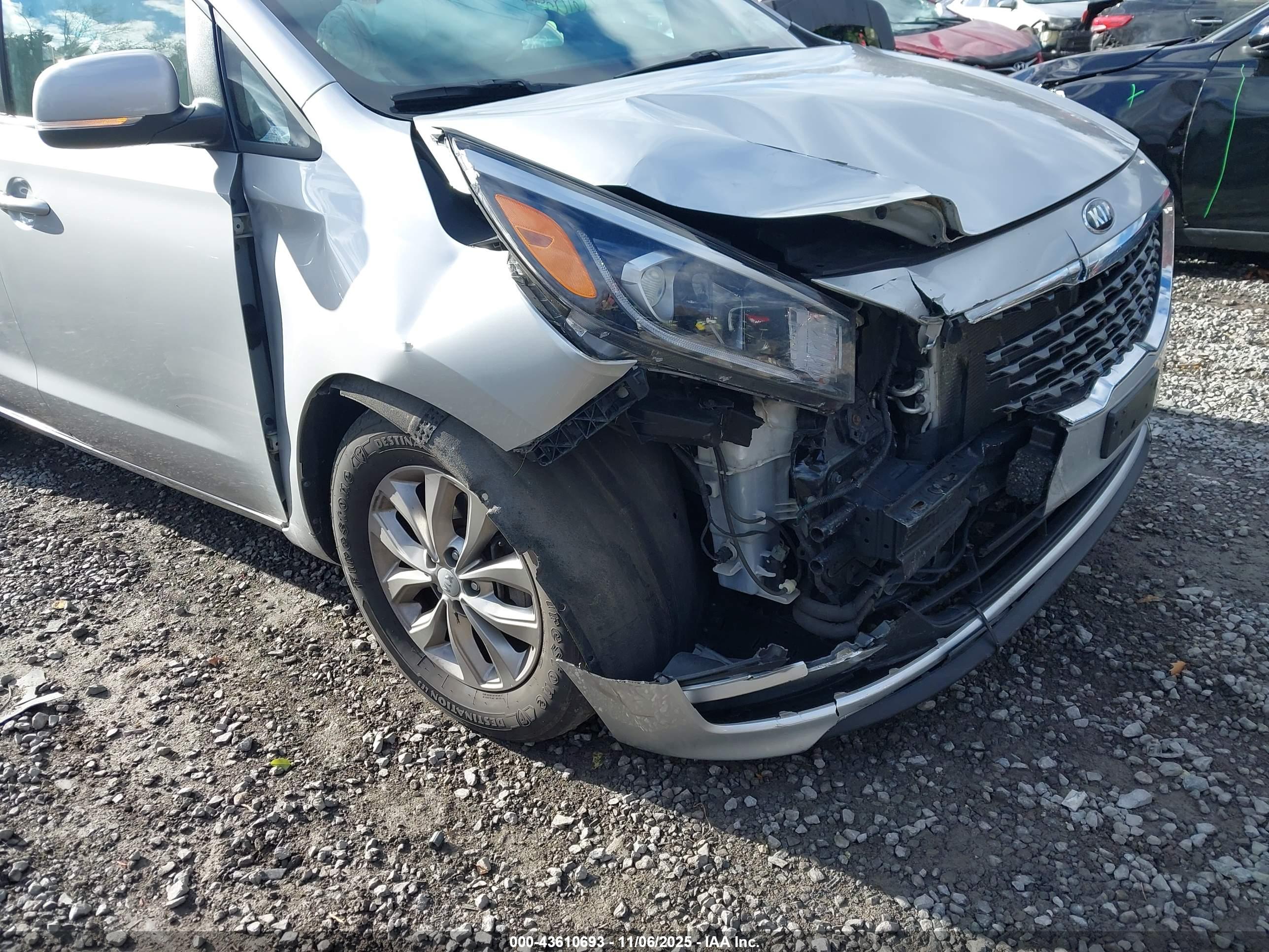 KIA SEDONA image 6