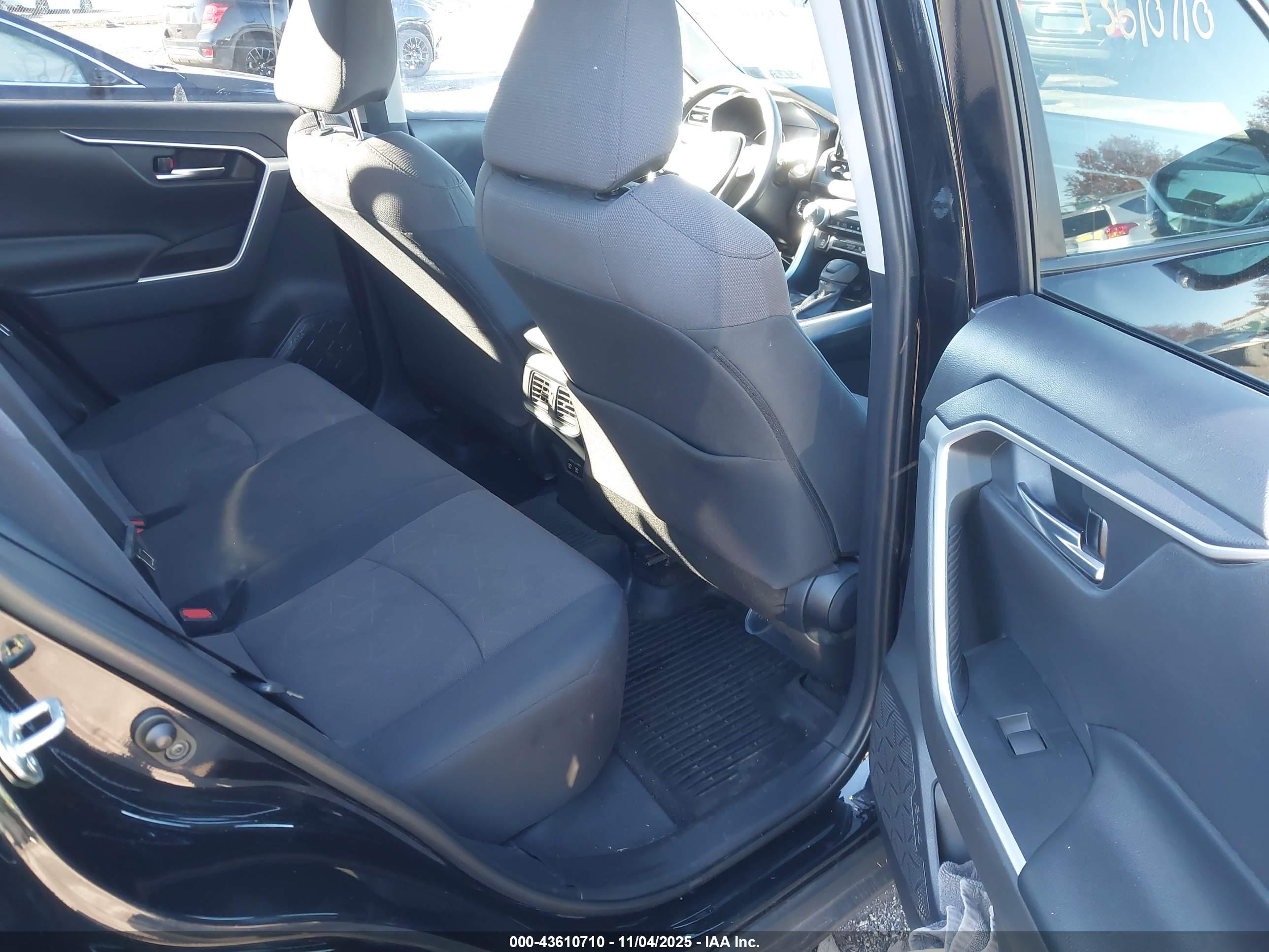 TOYOTA RAV4 image 8