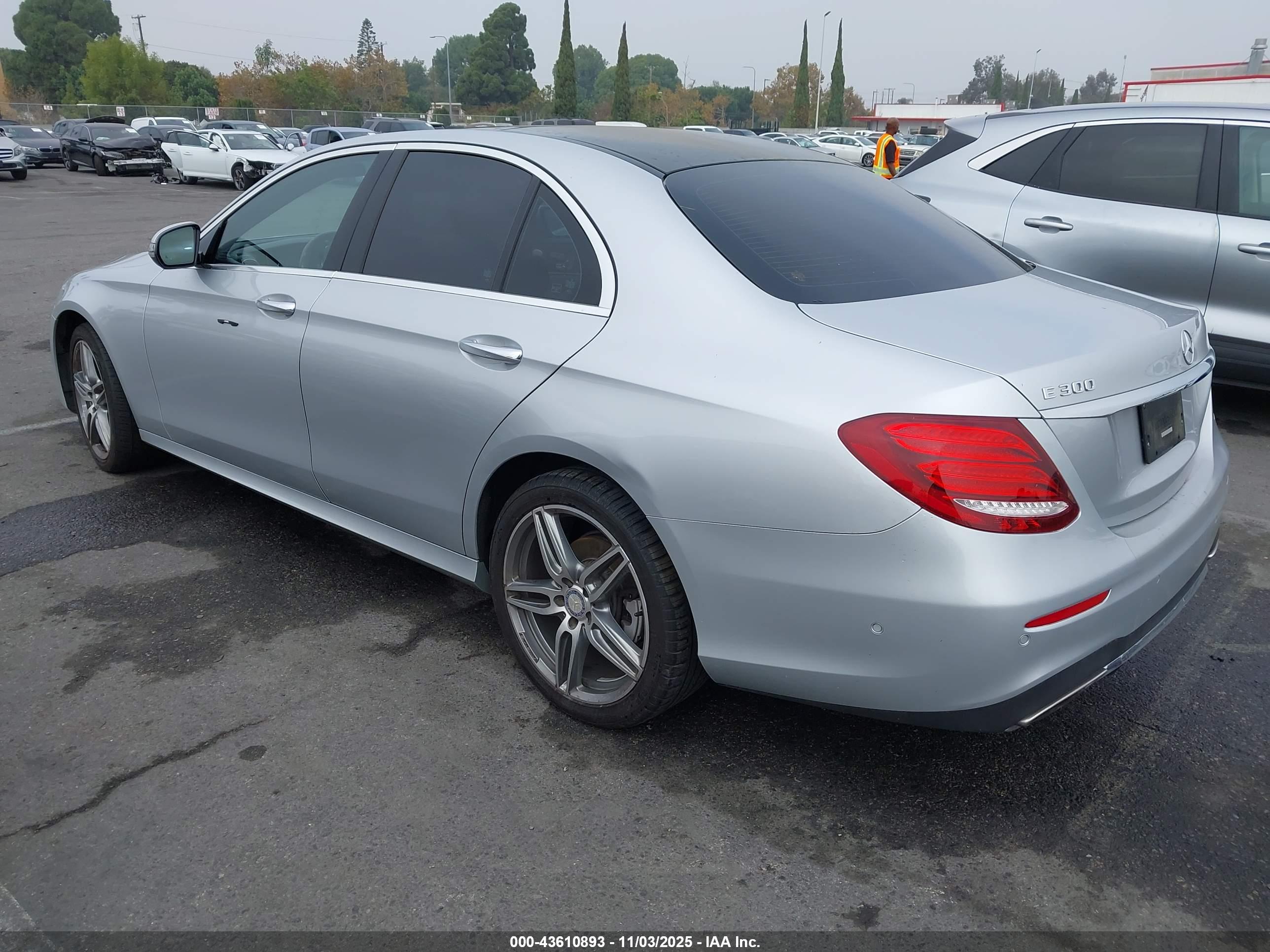 MERCEDES-BENZ E image 3