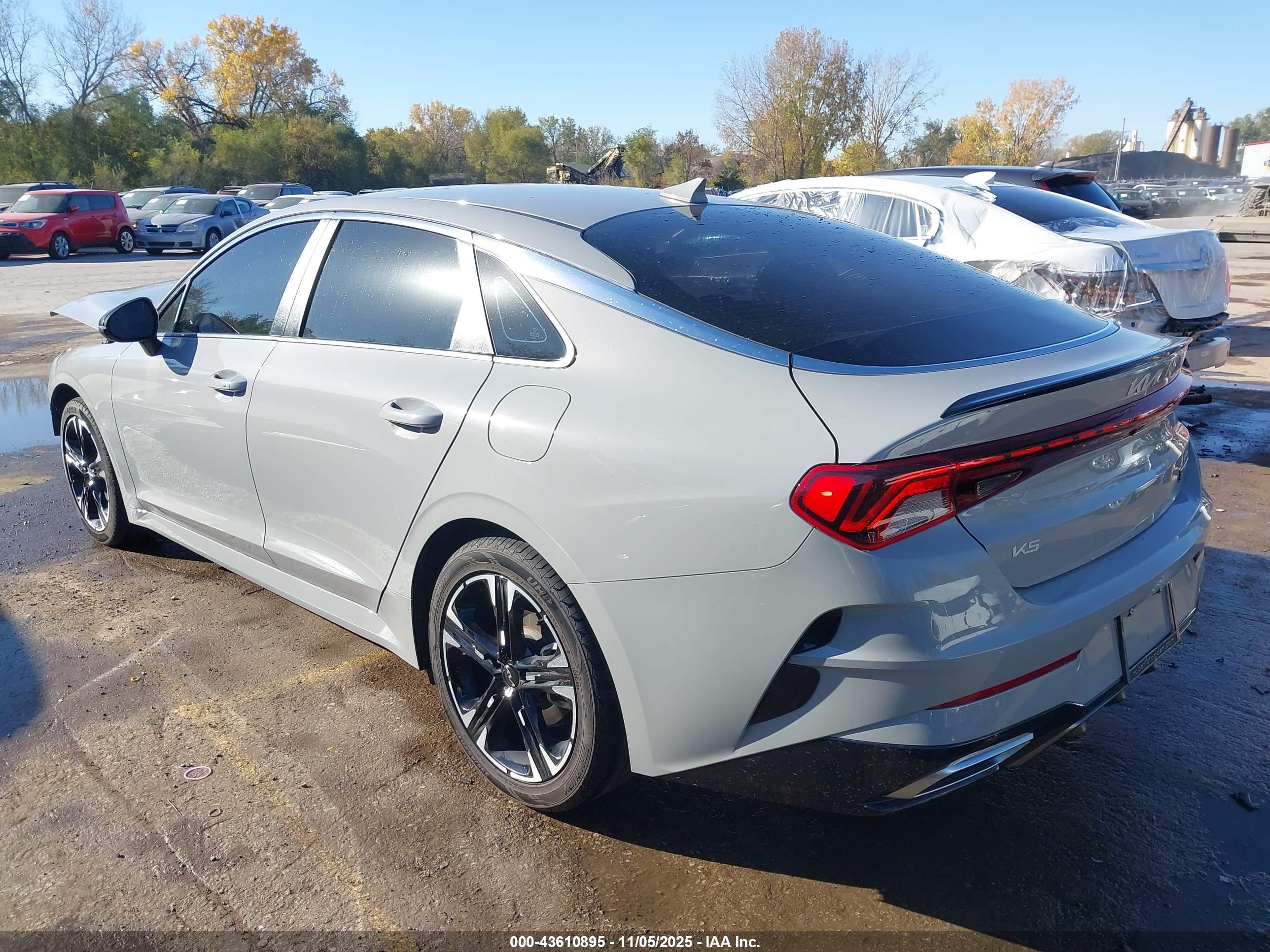 KIA K5 image 3