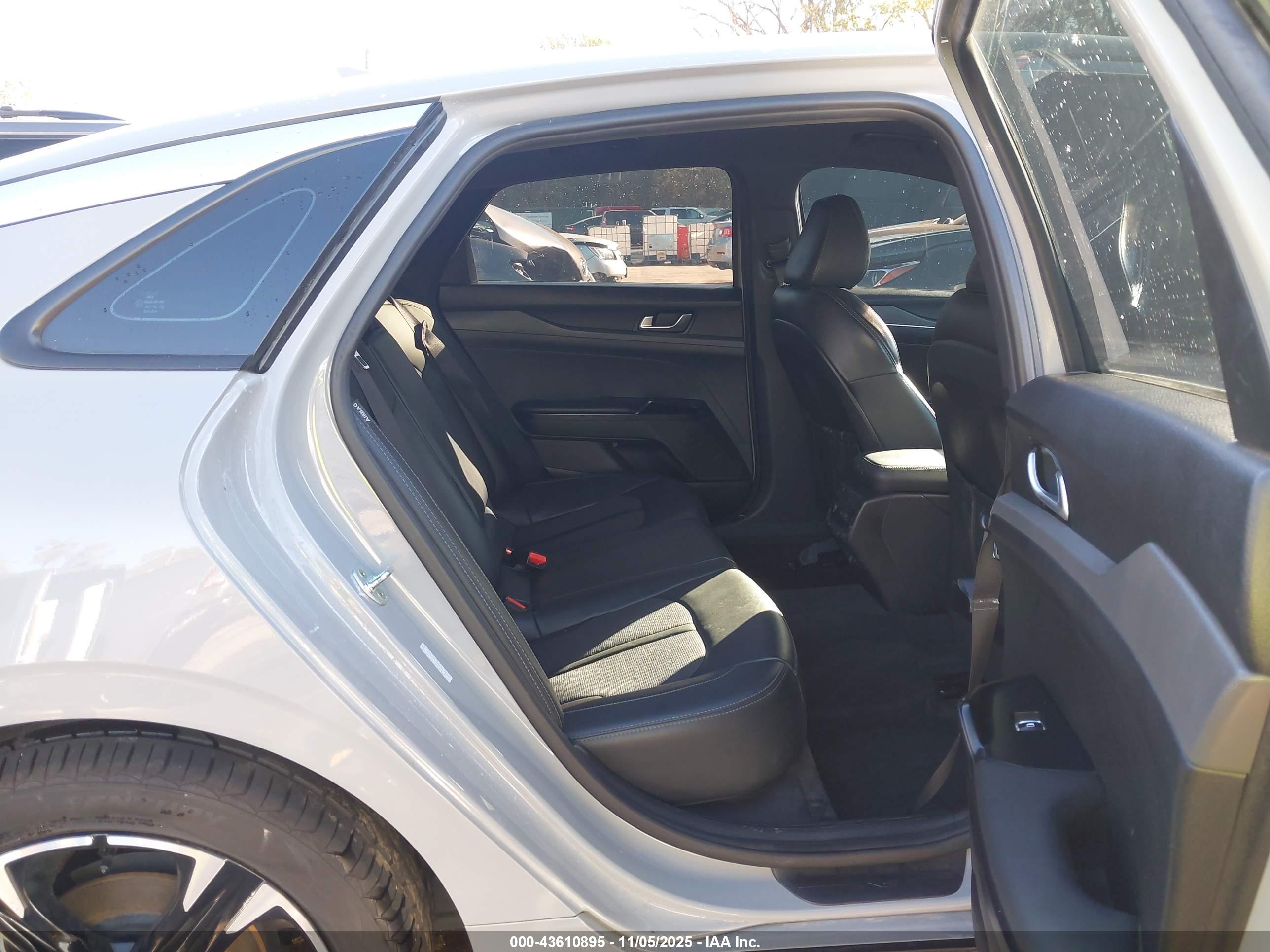 KIA K5 image 8