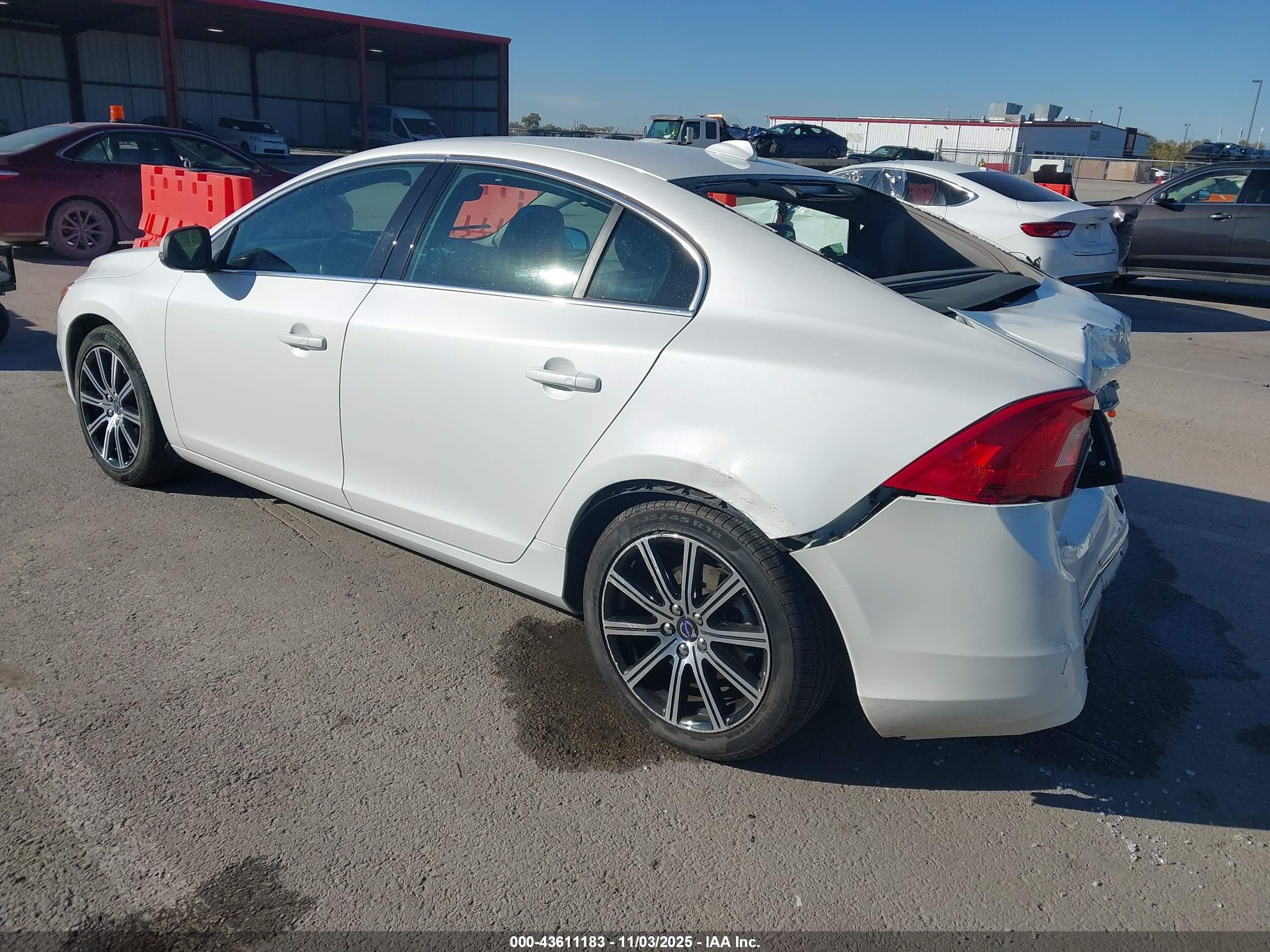 VOLVO S60 image 3