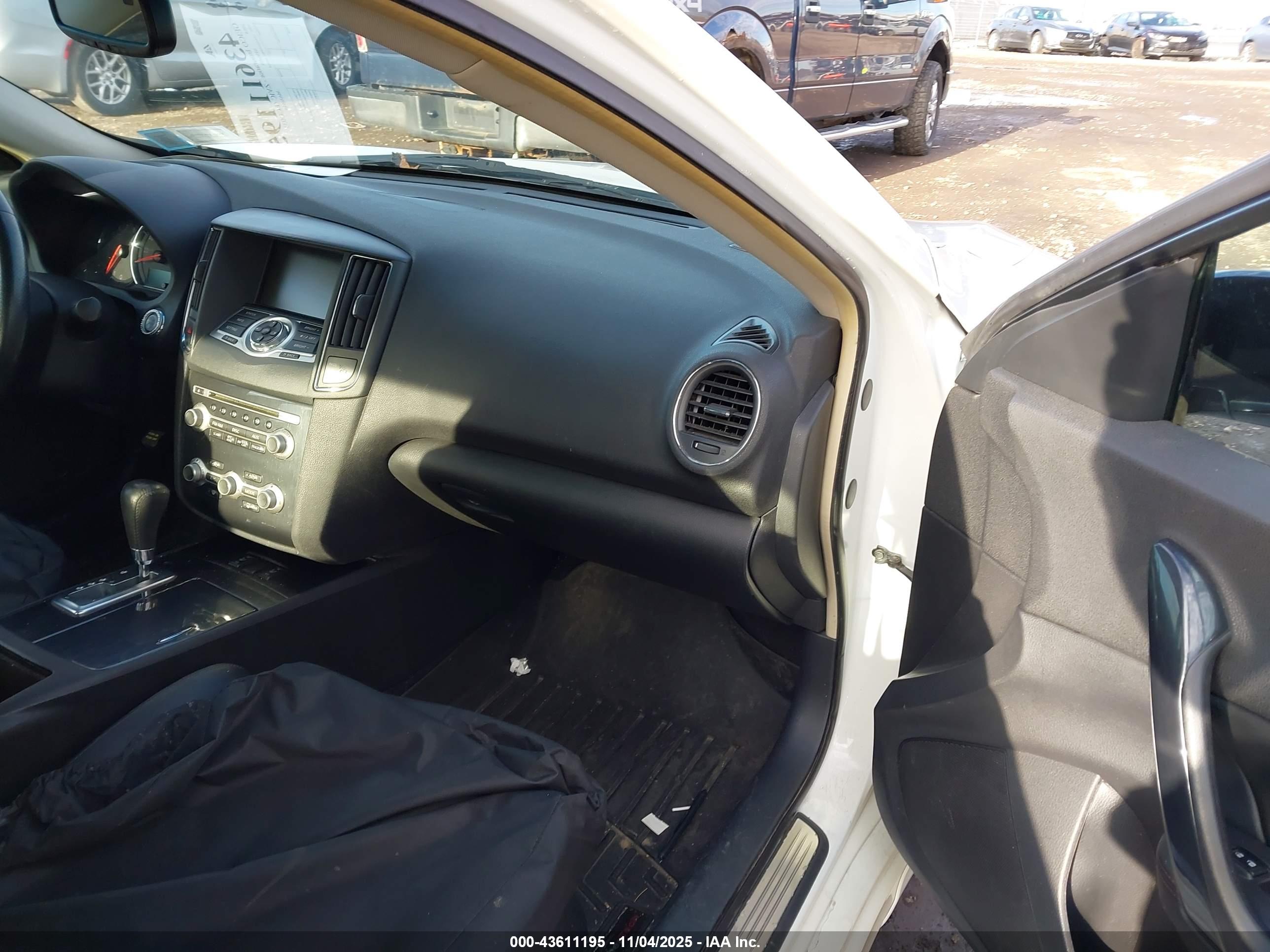 NISSAN MAXIMA image 5