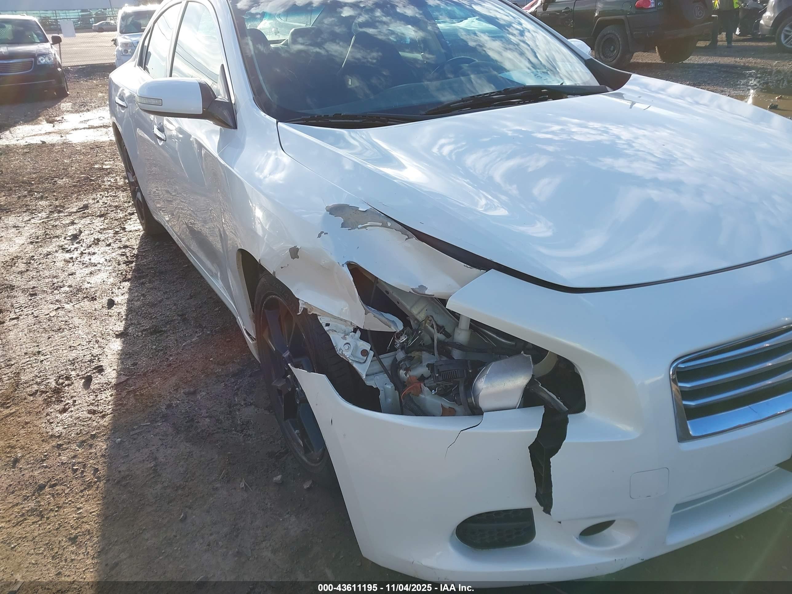 NISSAN MAXIMA image 6