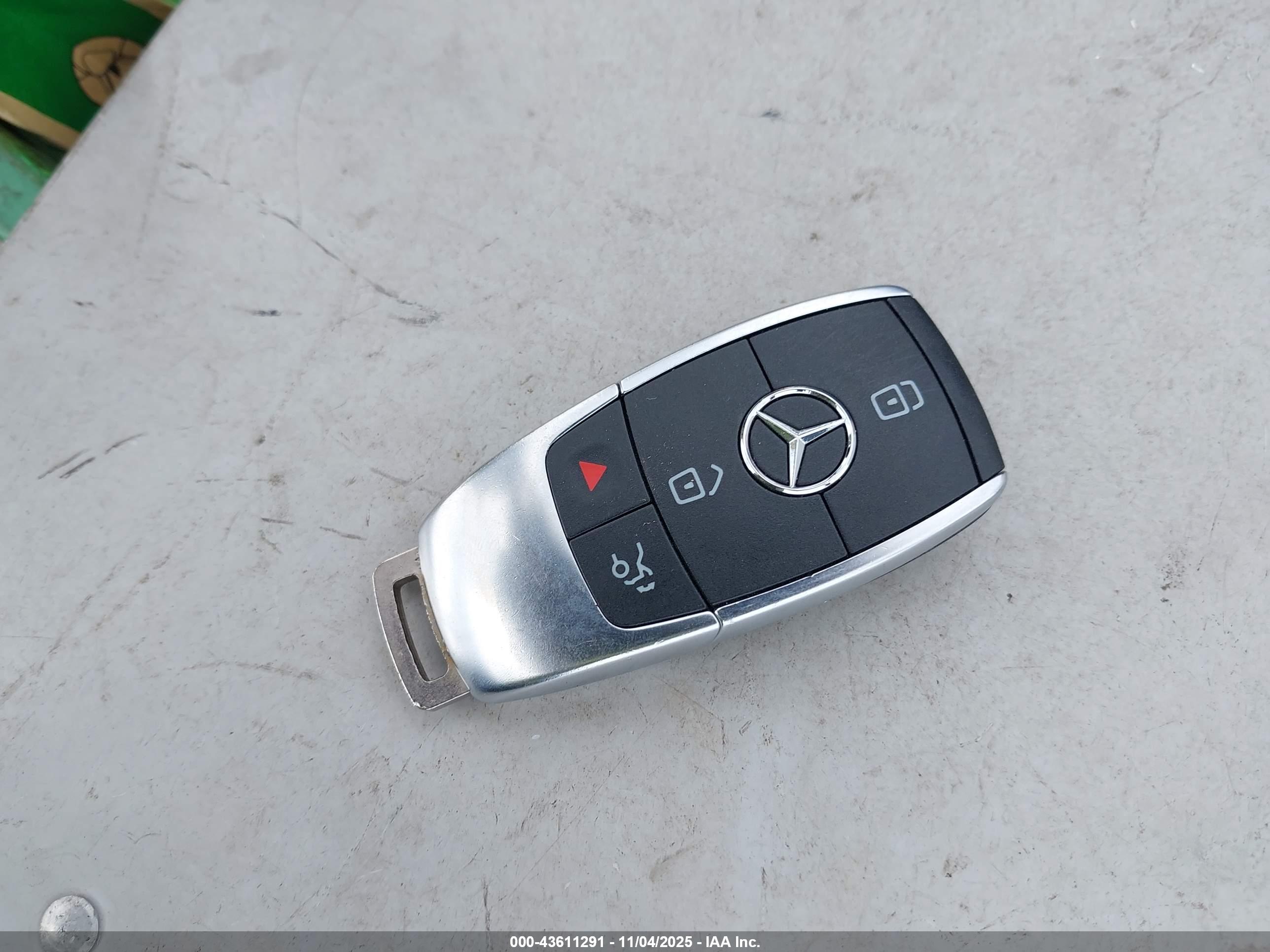 MERCEDES-BENZ GLB image 11