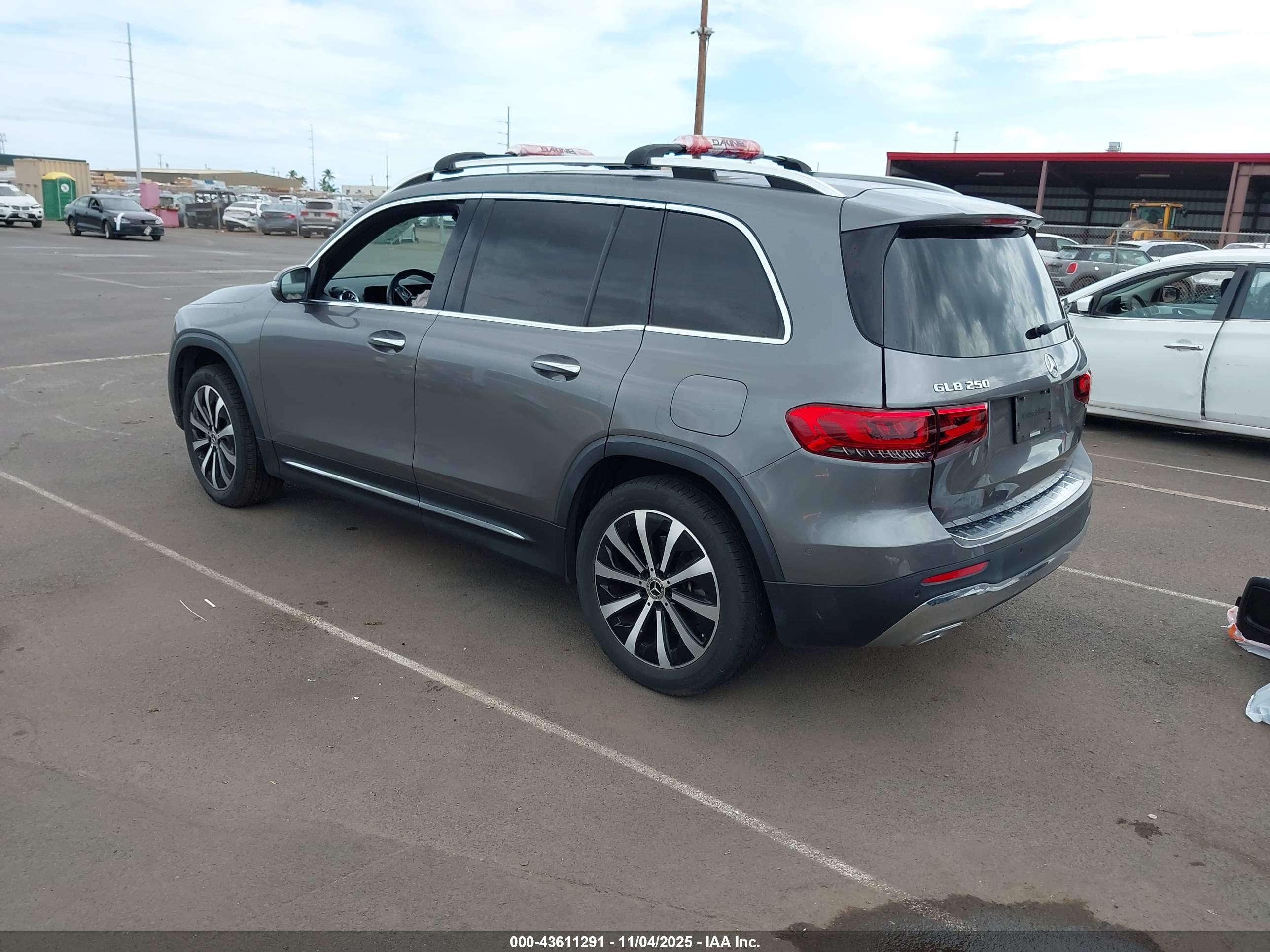 MERCEDES-BENZ GLB image 3