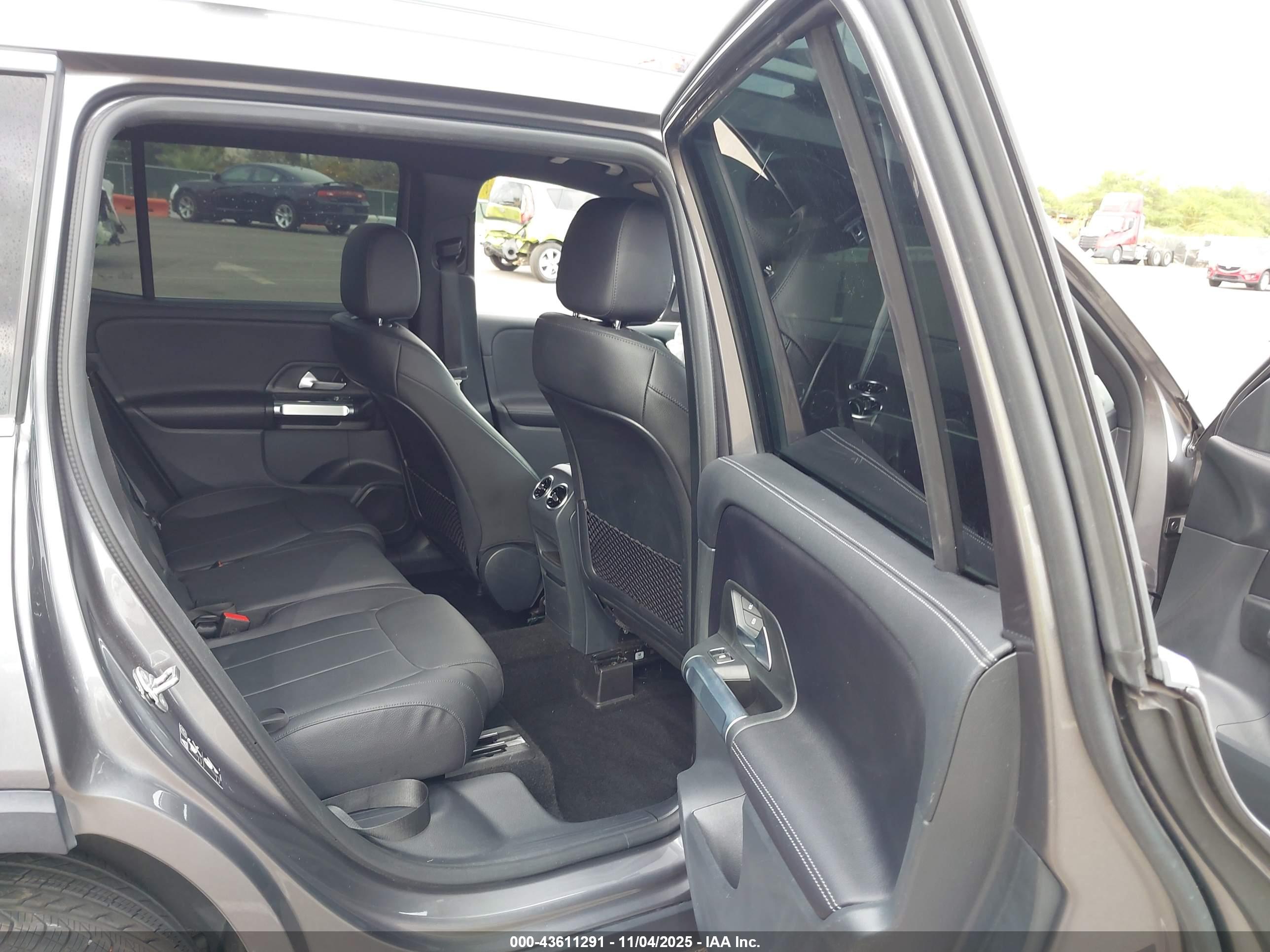 MERCEDES-BENZ GLB image 8