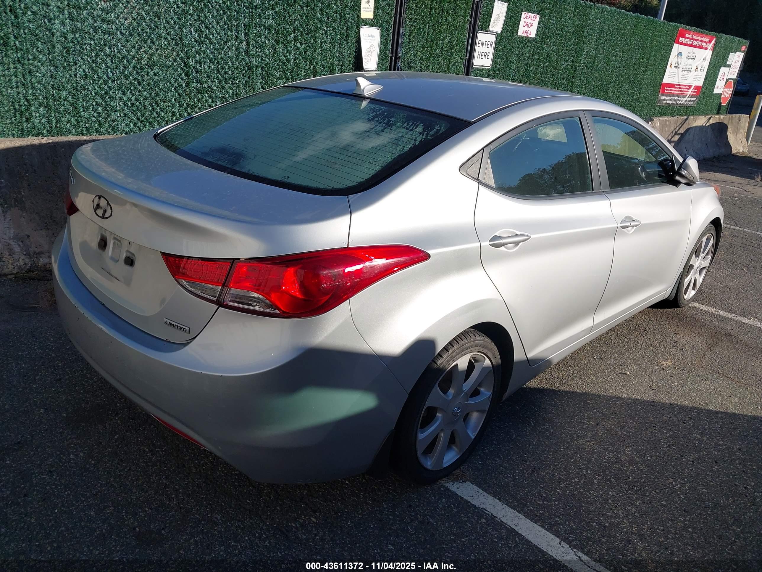 HYUNDAI ELANTRA image 4