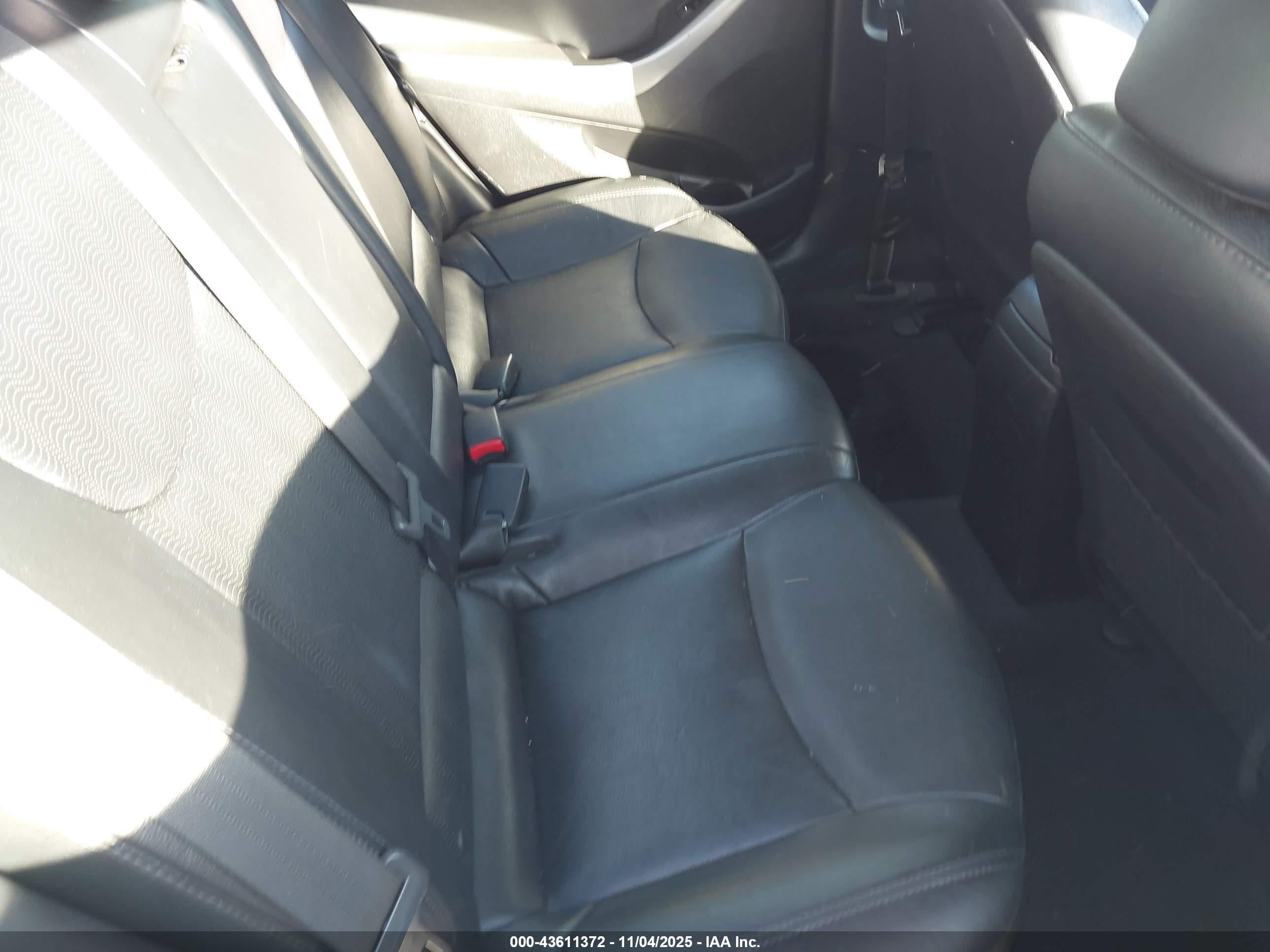 HYUNDAI ELANTRA image 8
