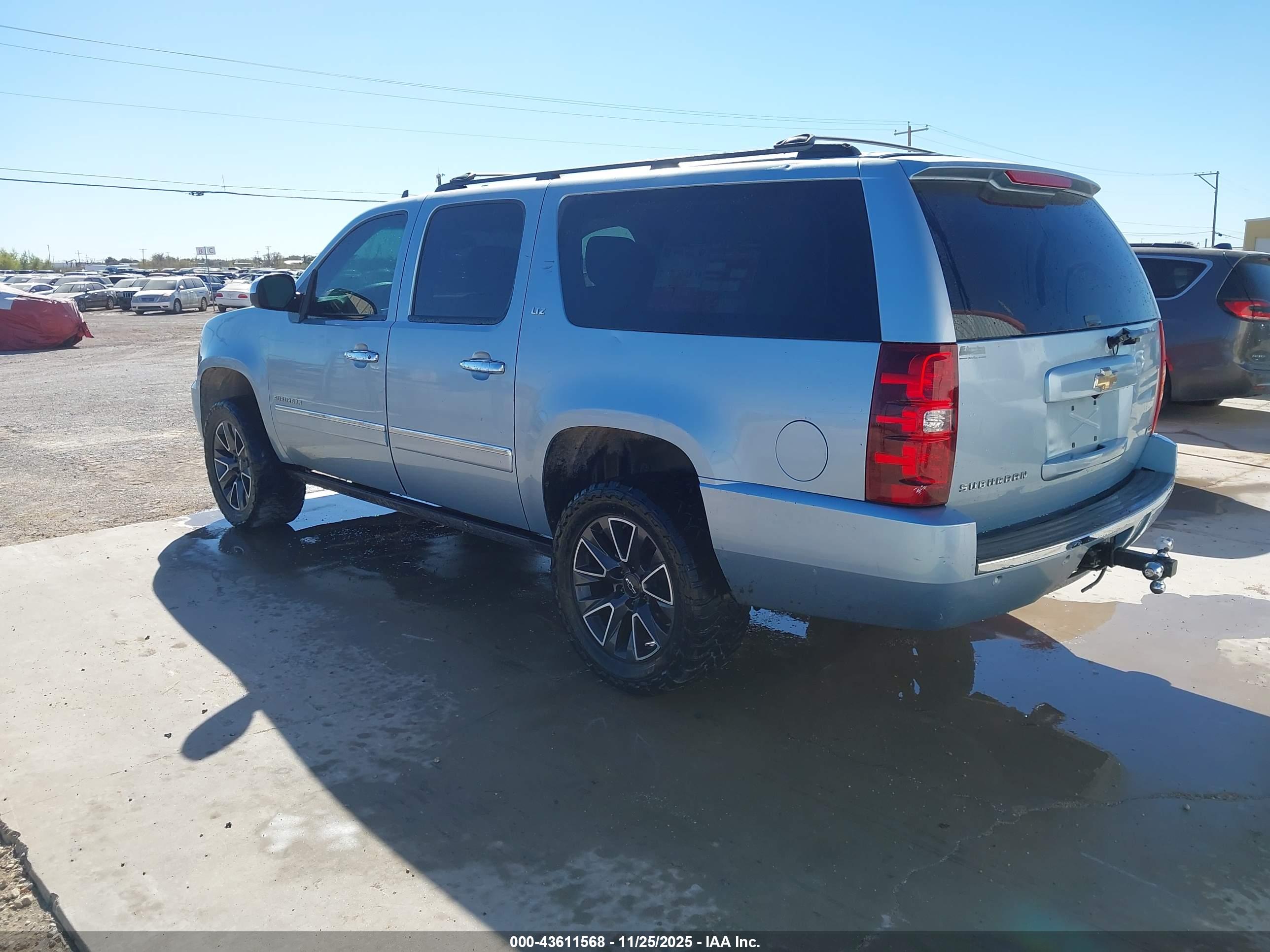 CHEVROLET SUBURBAN image 3
