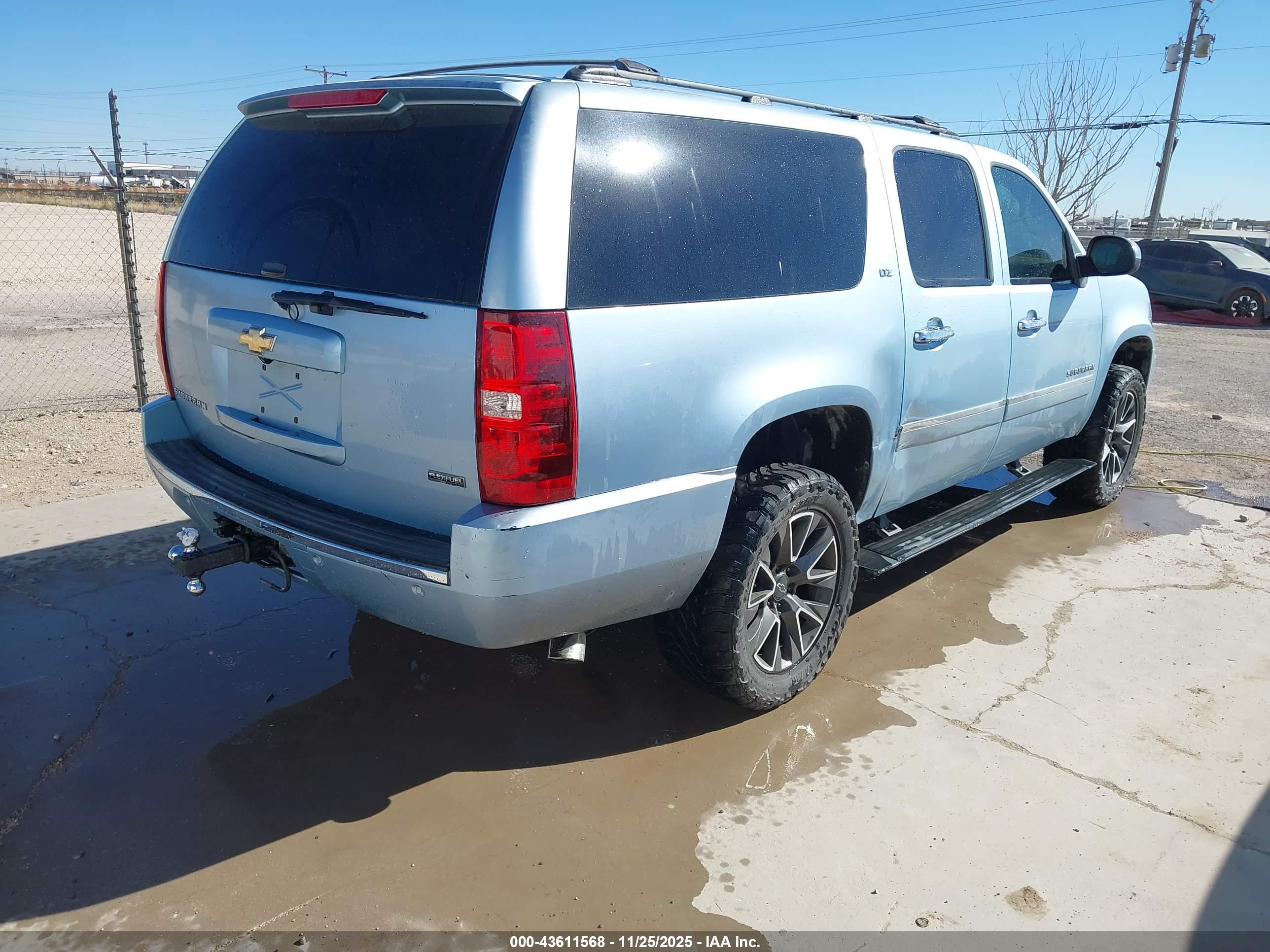 CHEVROLET SUBURBAN image 4