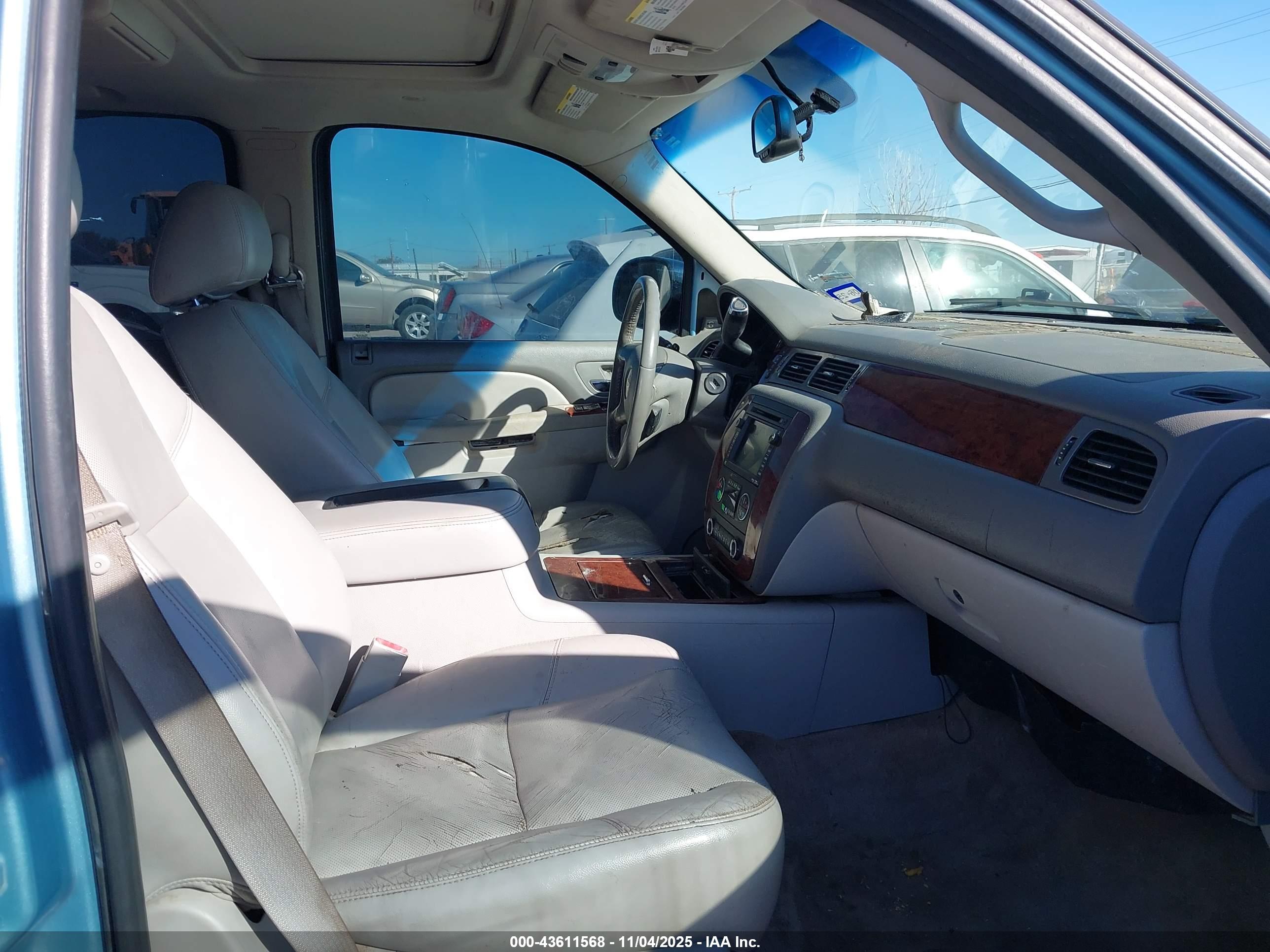 CHEVROLET SUBURBAN image 5
