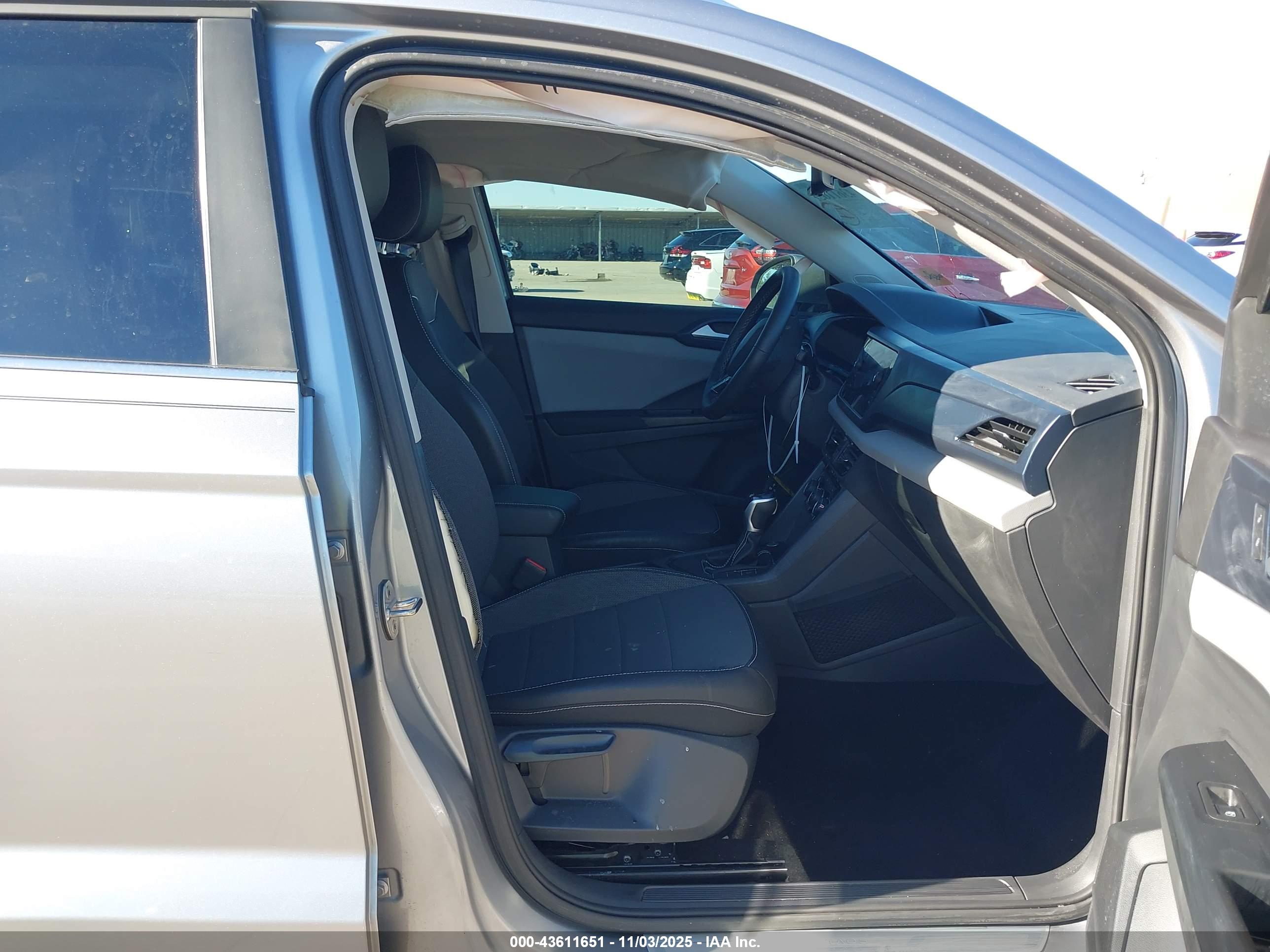 VOLKSWAGEN TAOS image 5