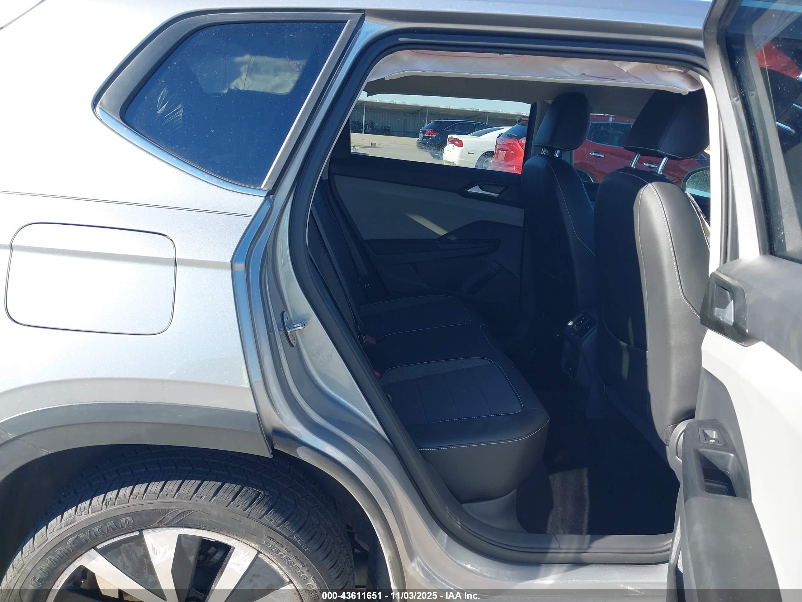 VOLKSWAGEN TAOS image 8