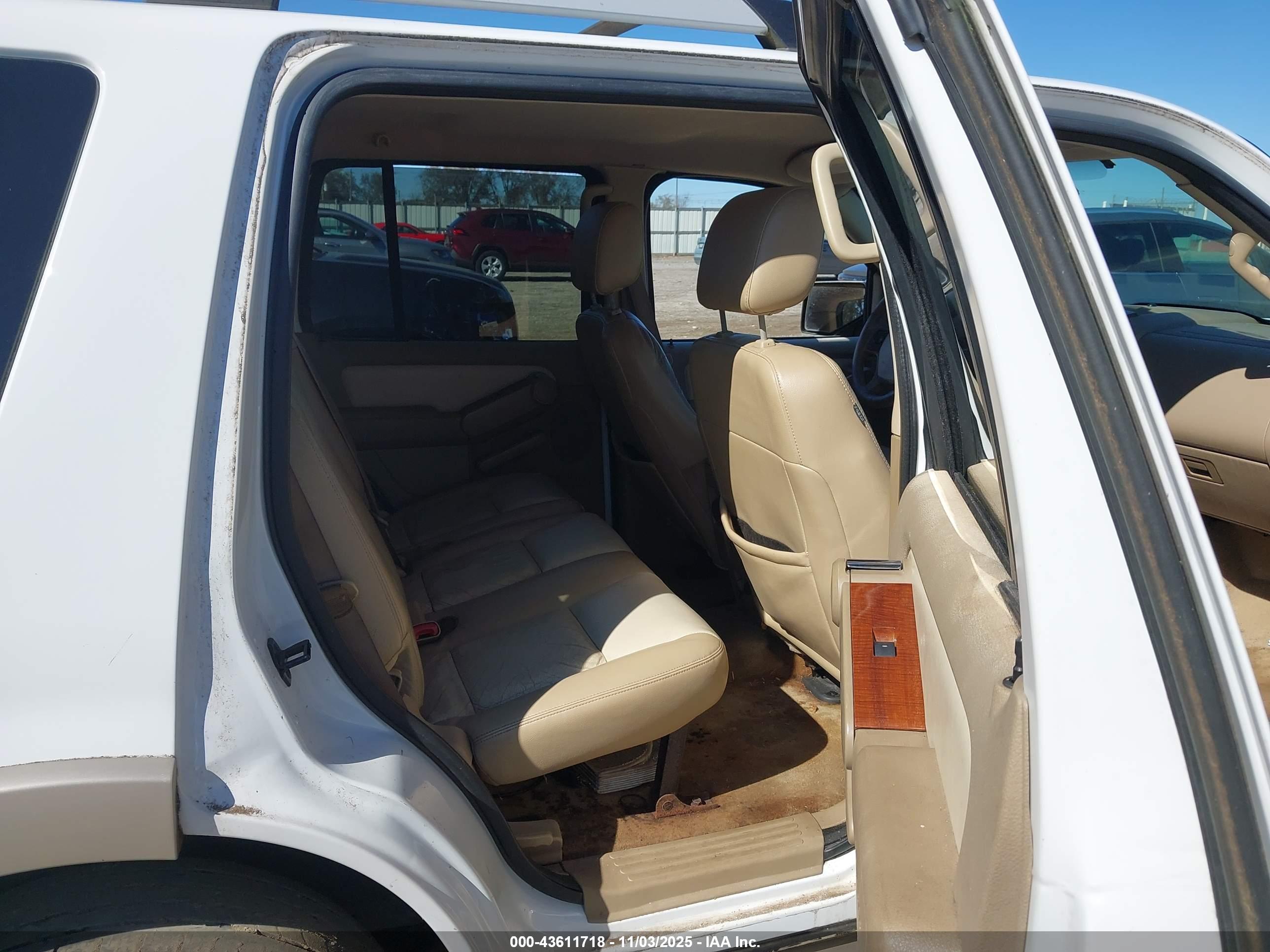 FORD EXPLORER image 8