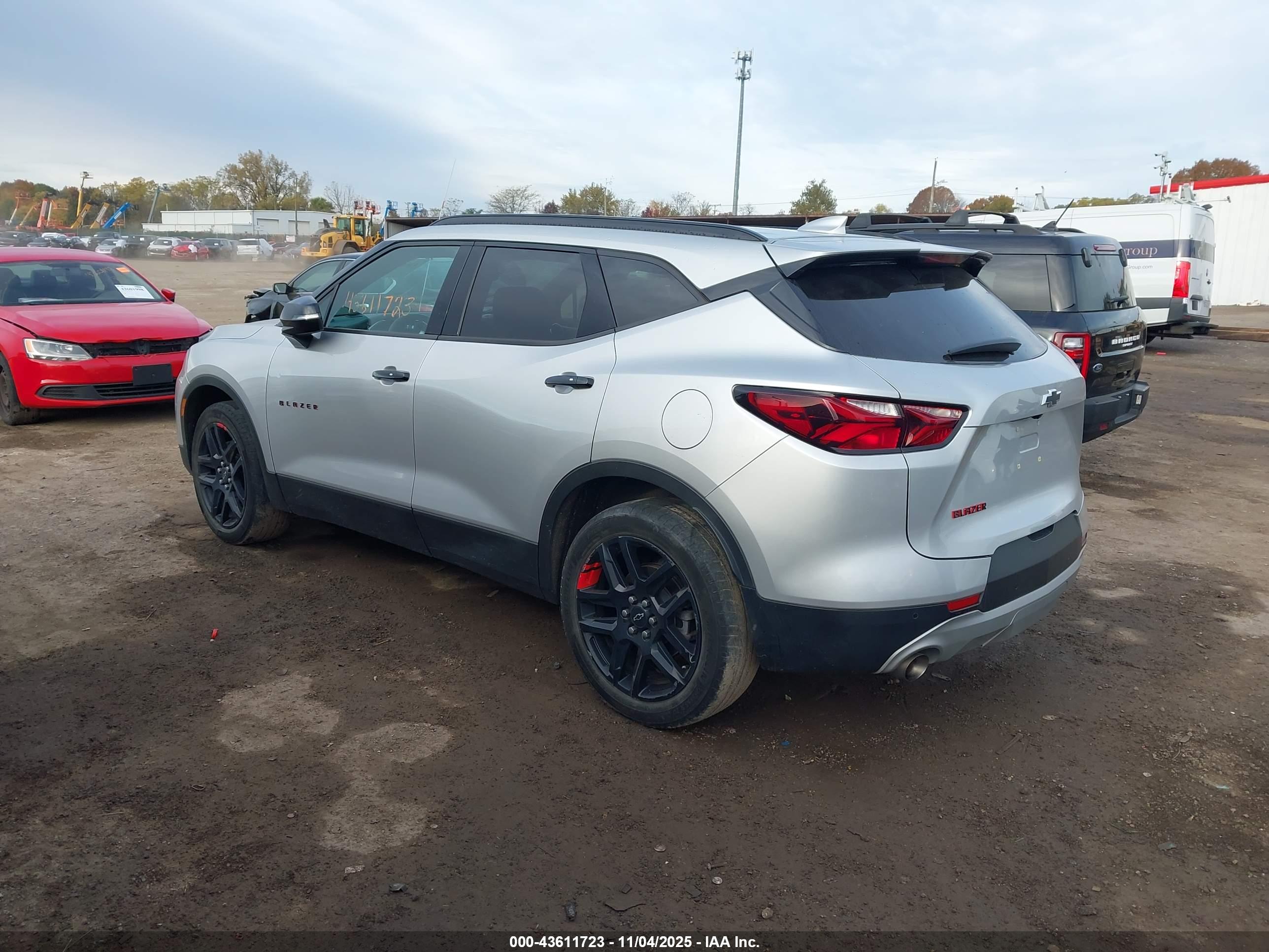 CHEVROLET BLAZER image 3