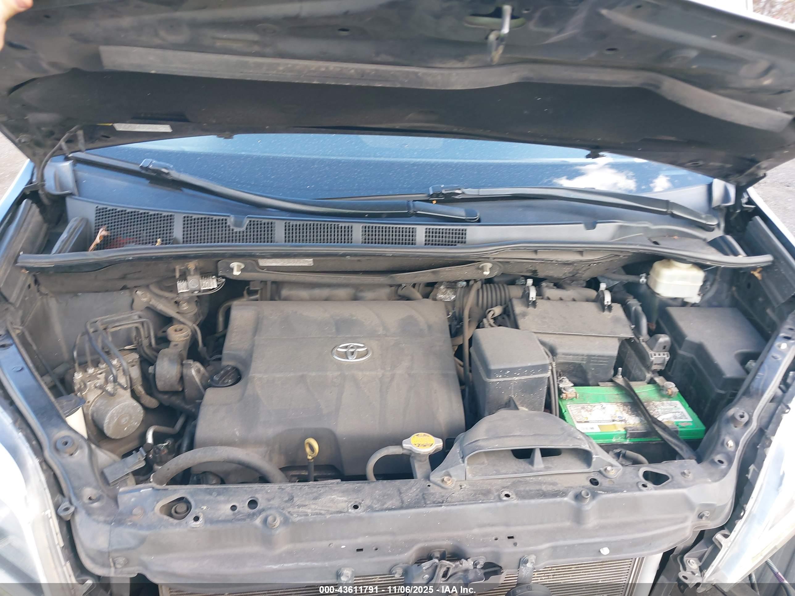 TOYOTA SIENNA image 10