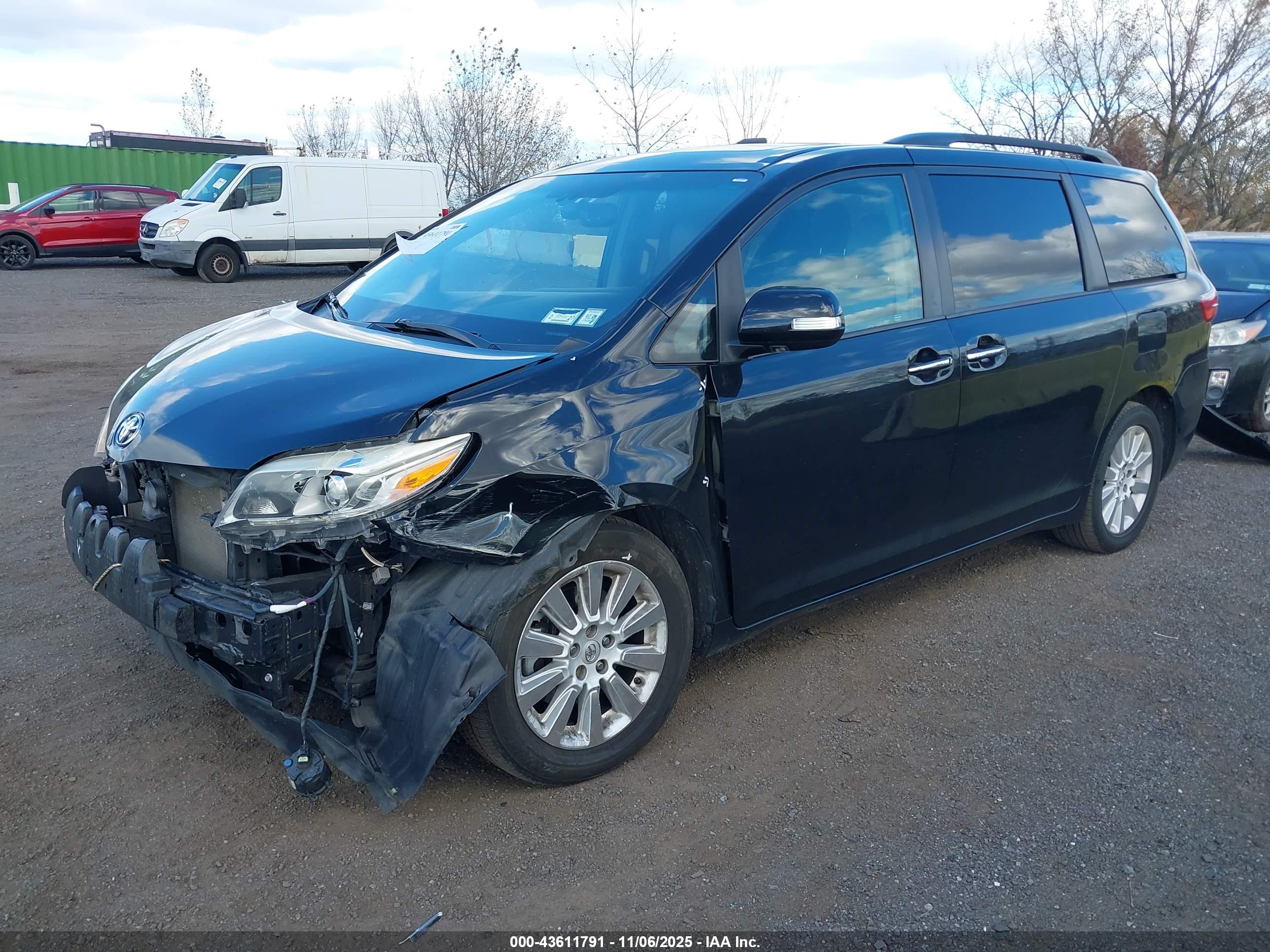 TOYOTA SIENNA image 2
