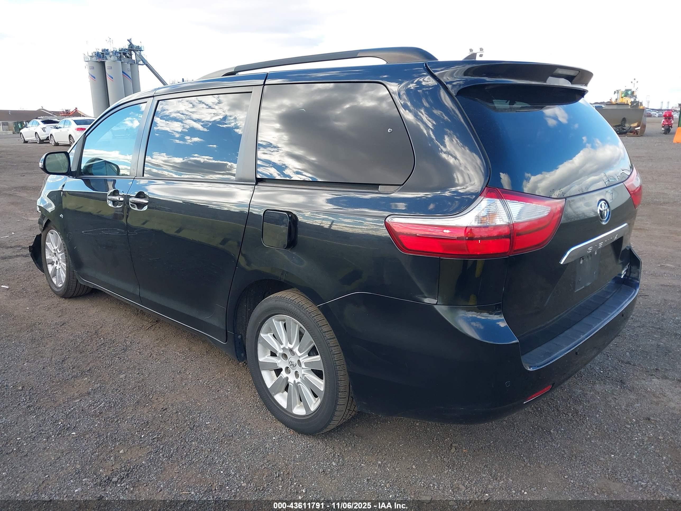 TOYOTA SIENNA image 3