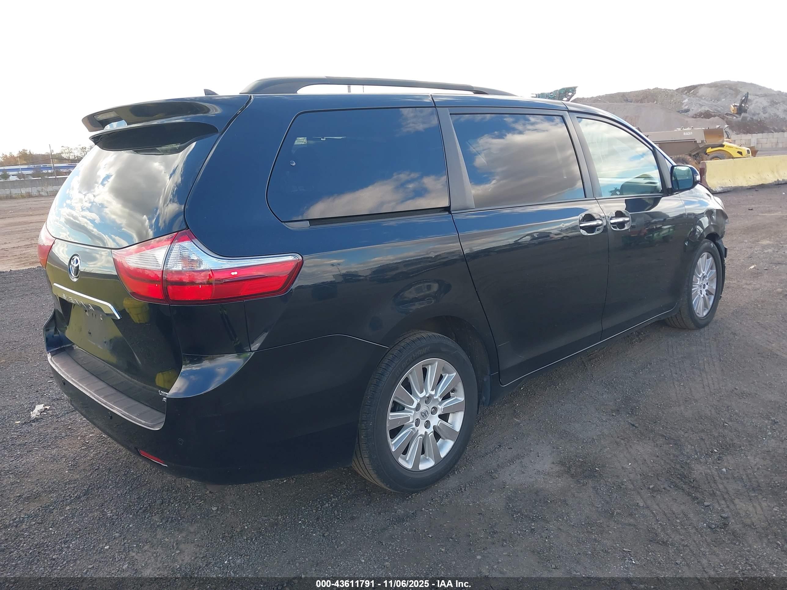TOYOTA SIENNA image 4