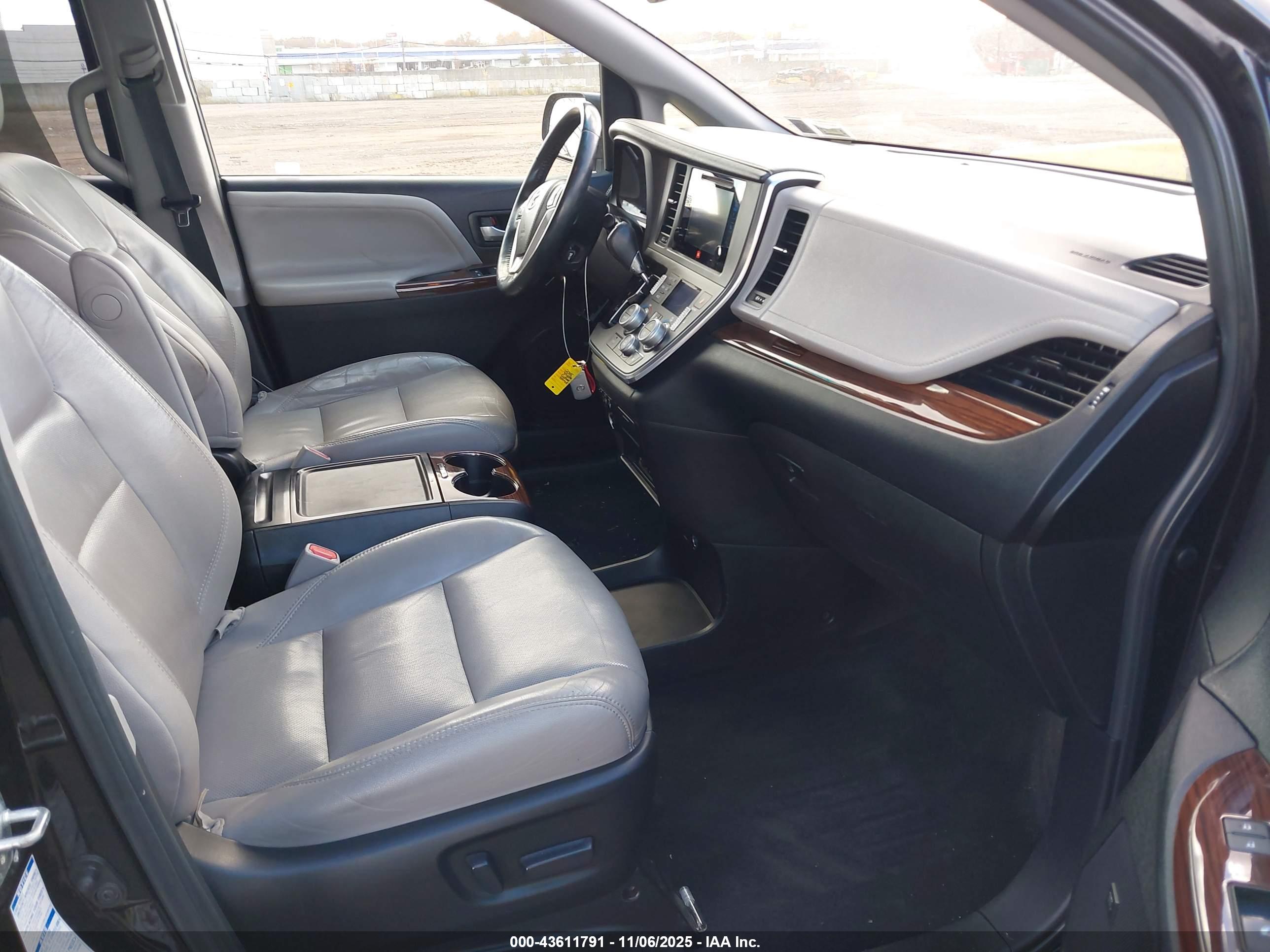 TOYOTA SIENNA image 5