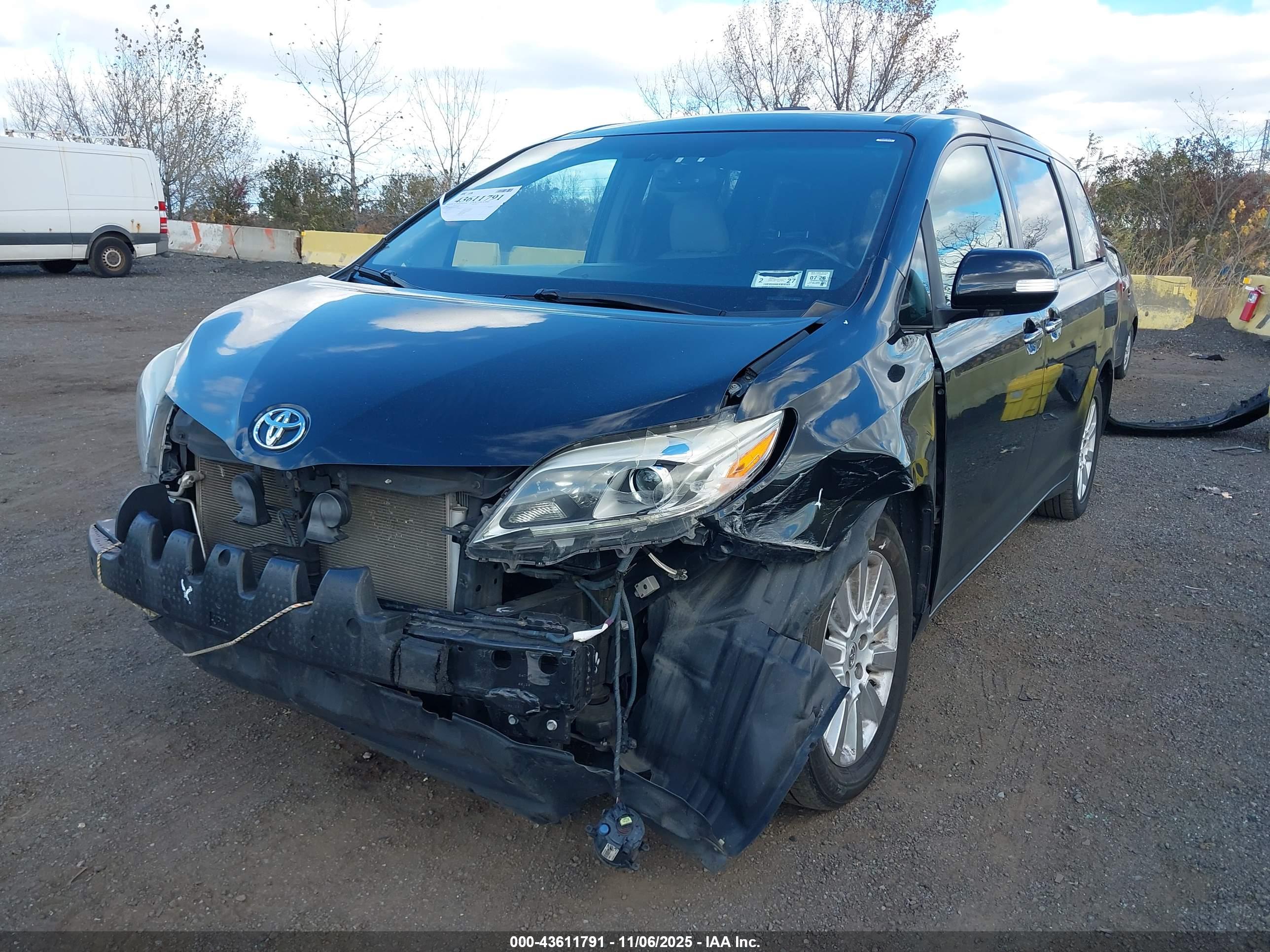 TOYOTA SIENNA image 6