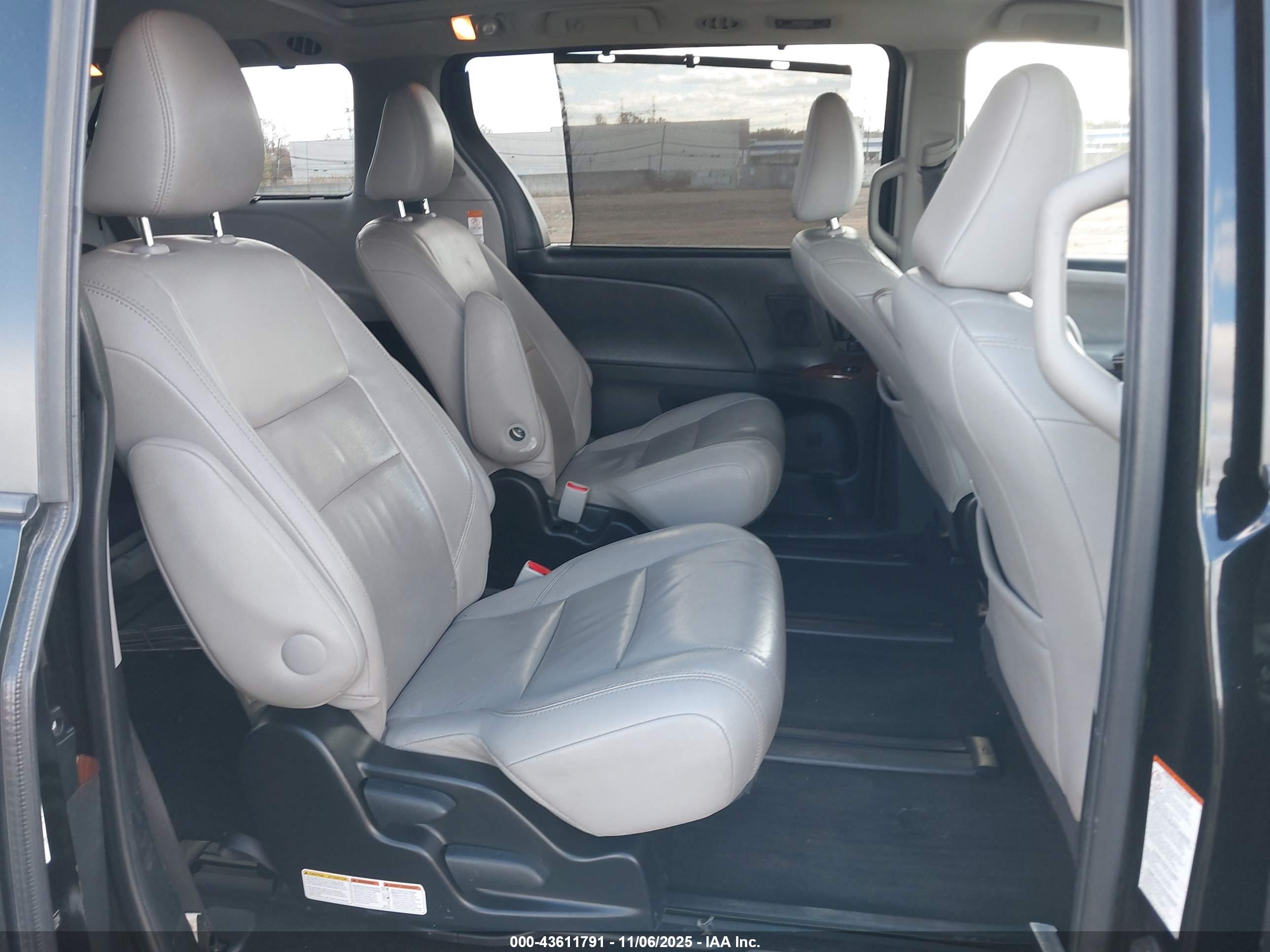 TOYOTA SIENNA image 8