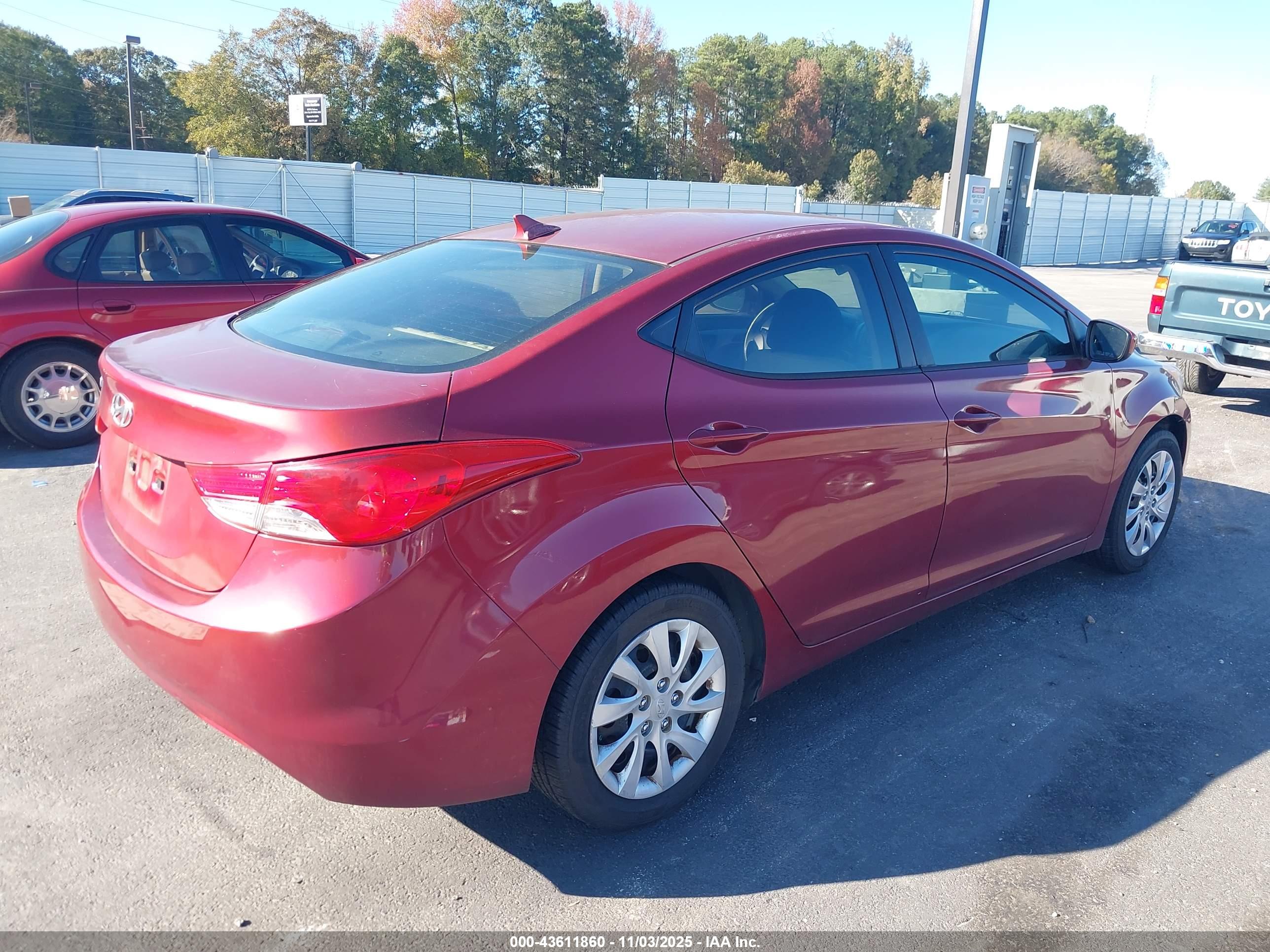 HYUNDAI ELANTRA image 4