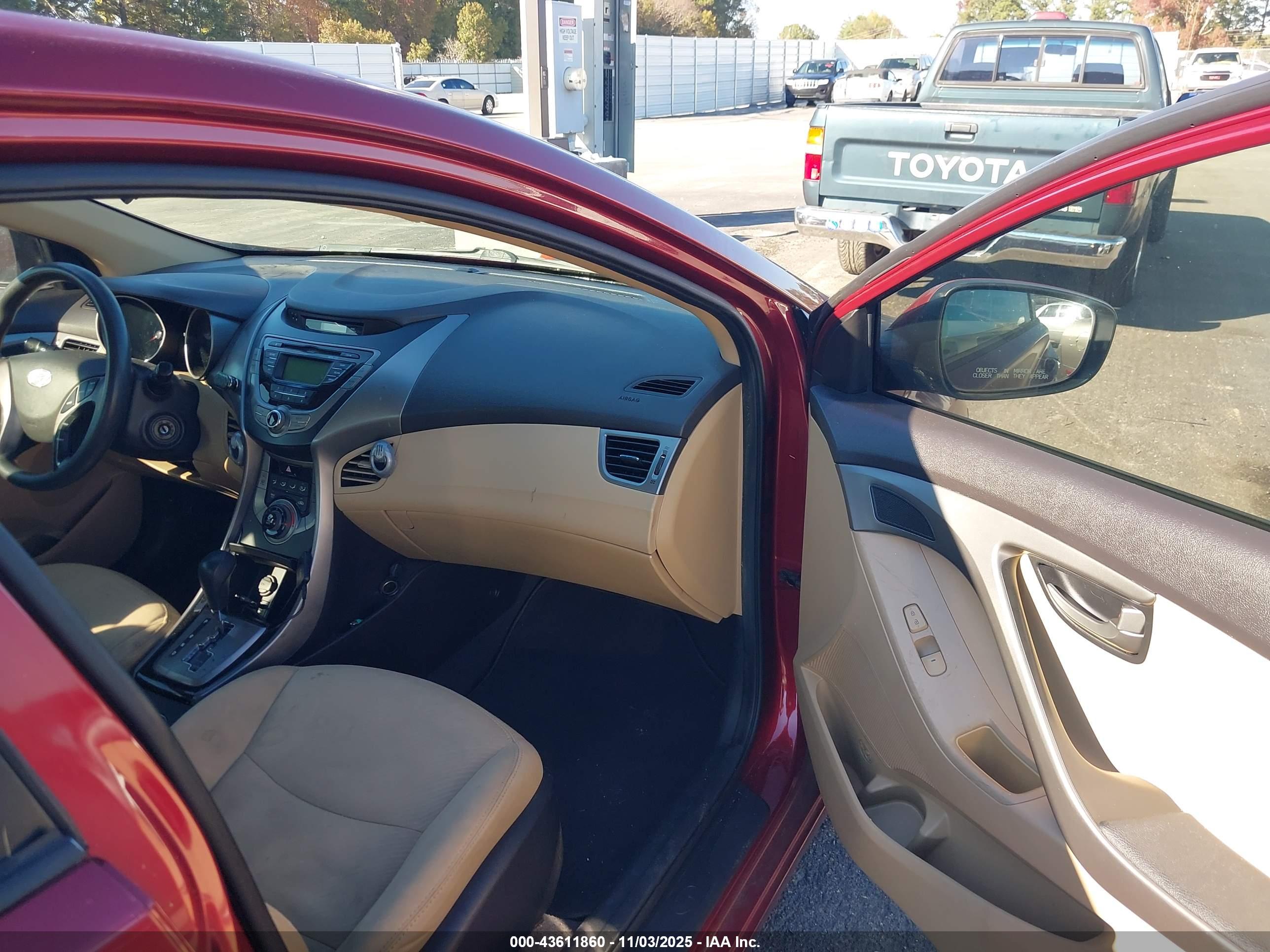HYUNDAI ELANTRA image 5