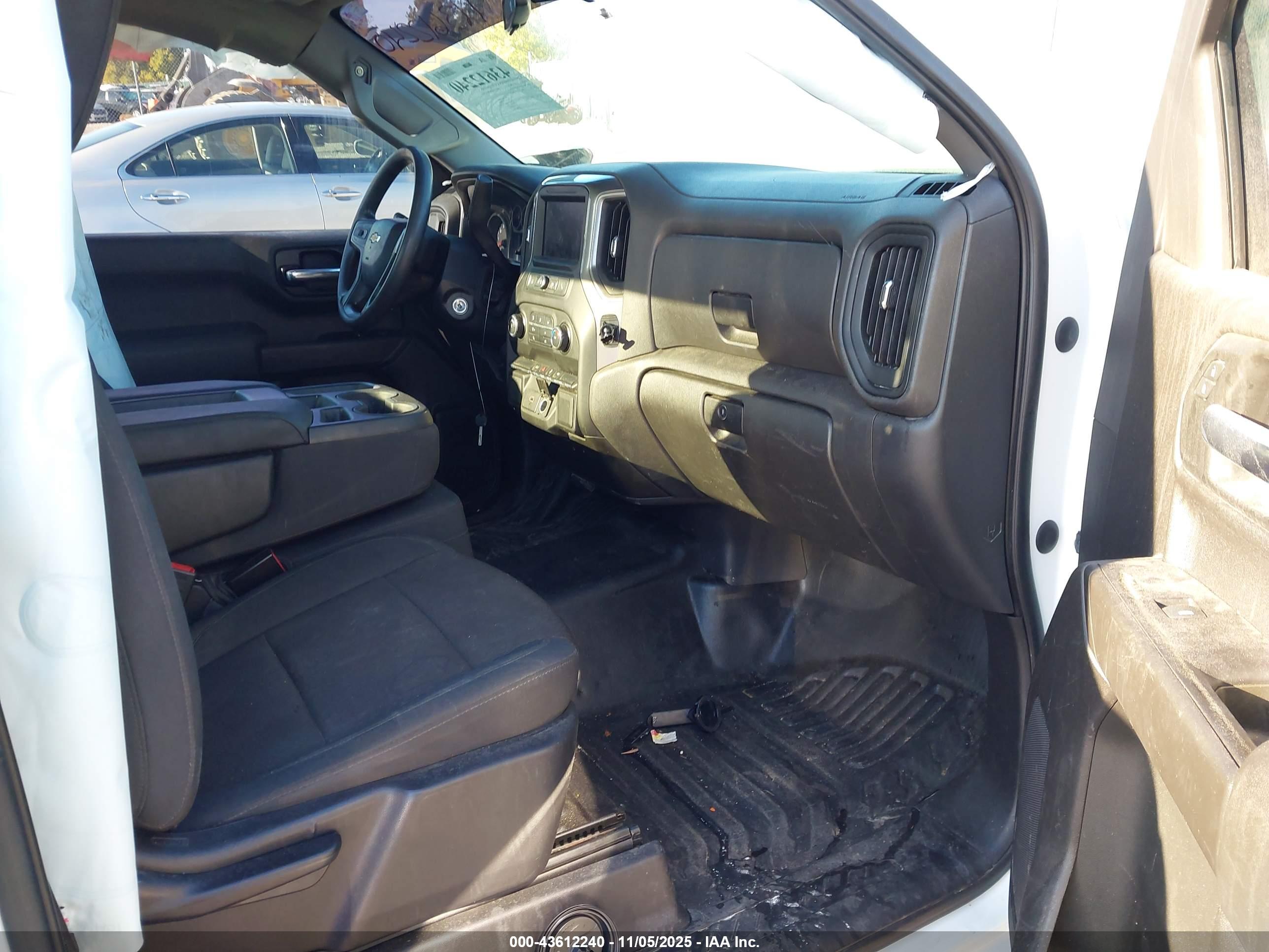 CHEVROLET SILVERADO image 5