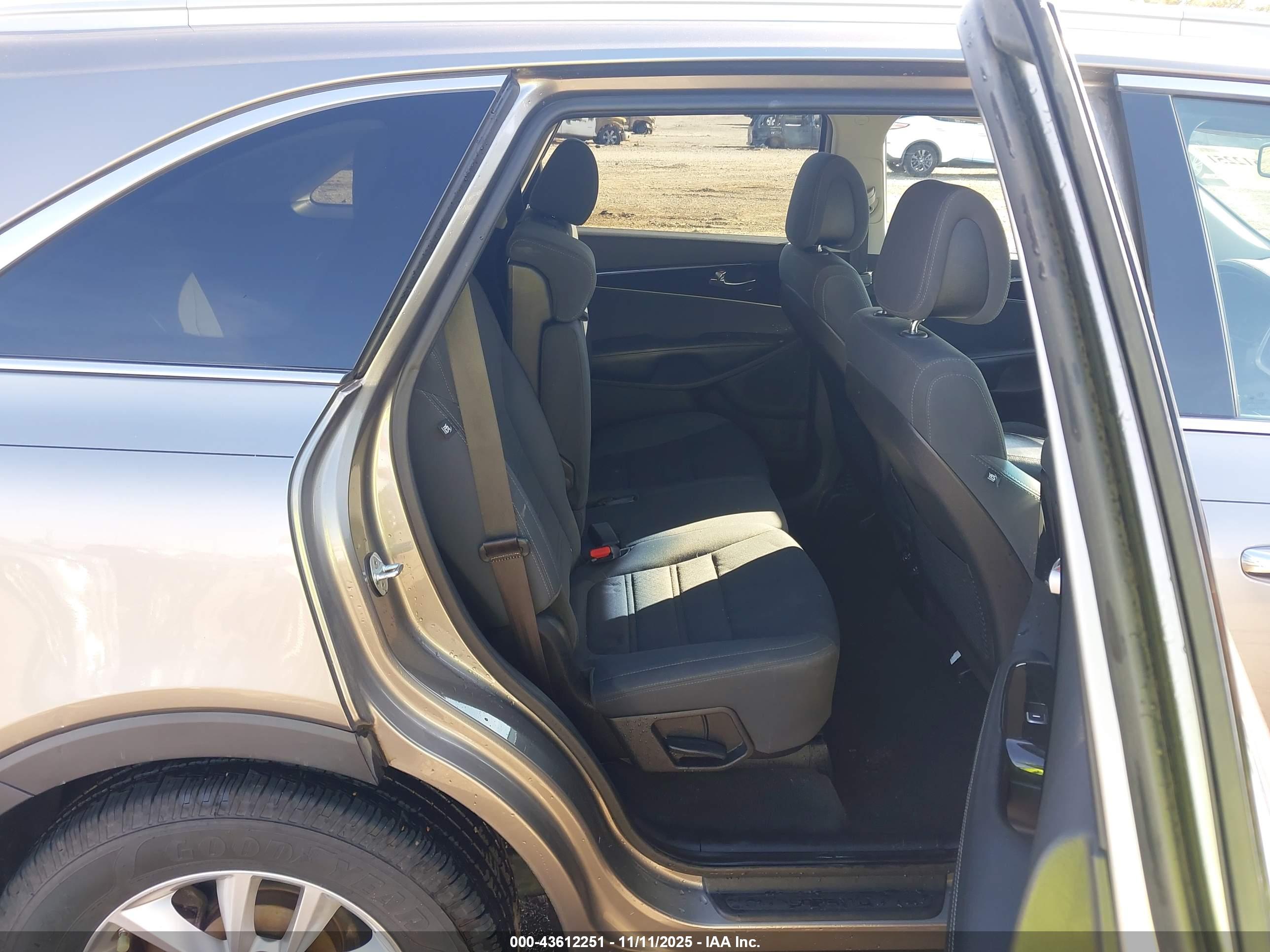 KIA SORENTO image 8