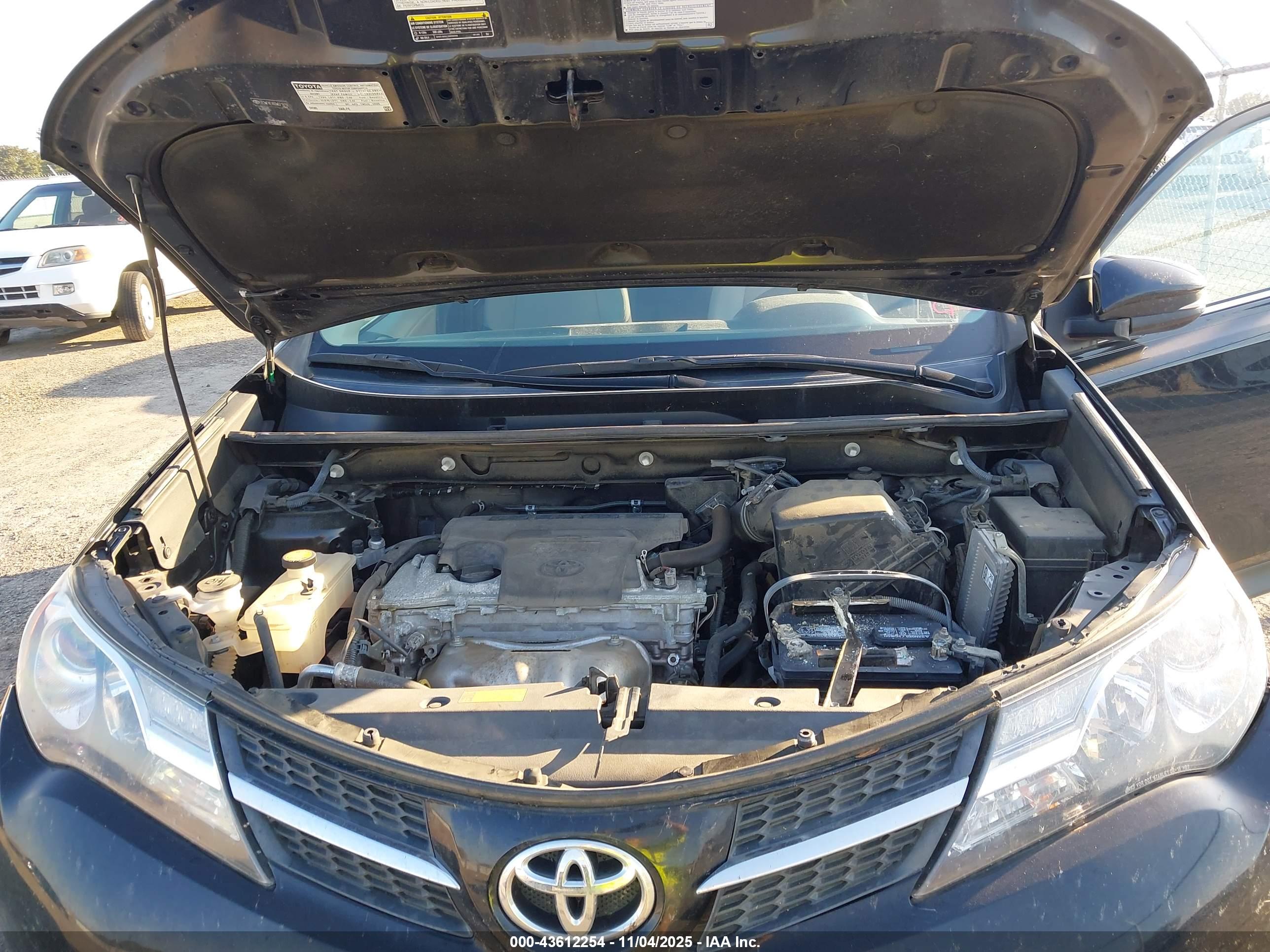 TOYOTA RAV4 image 10