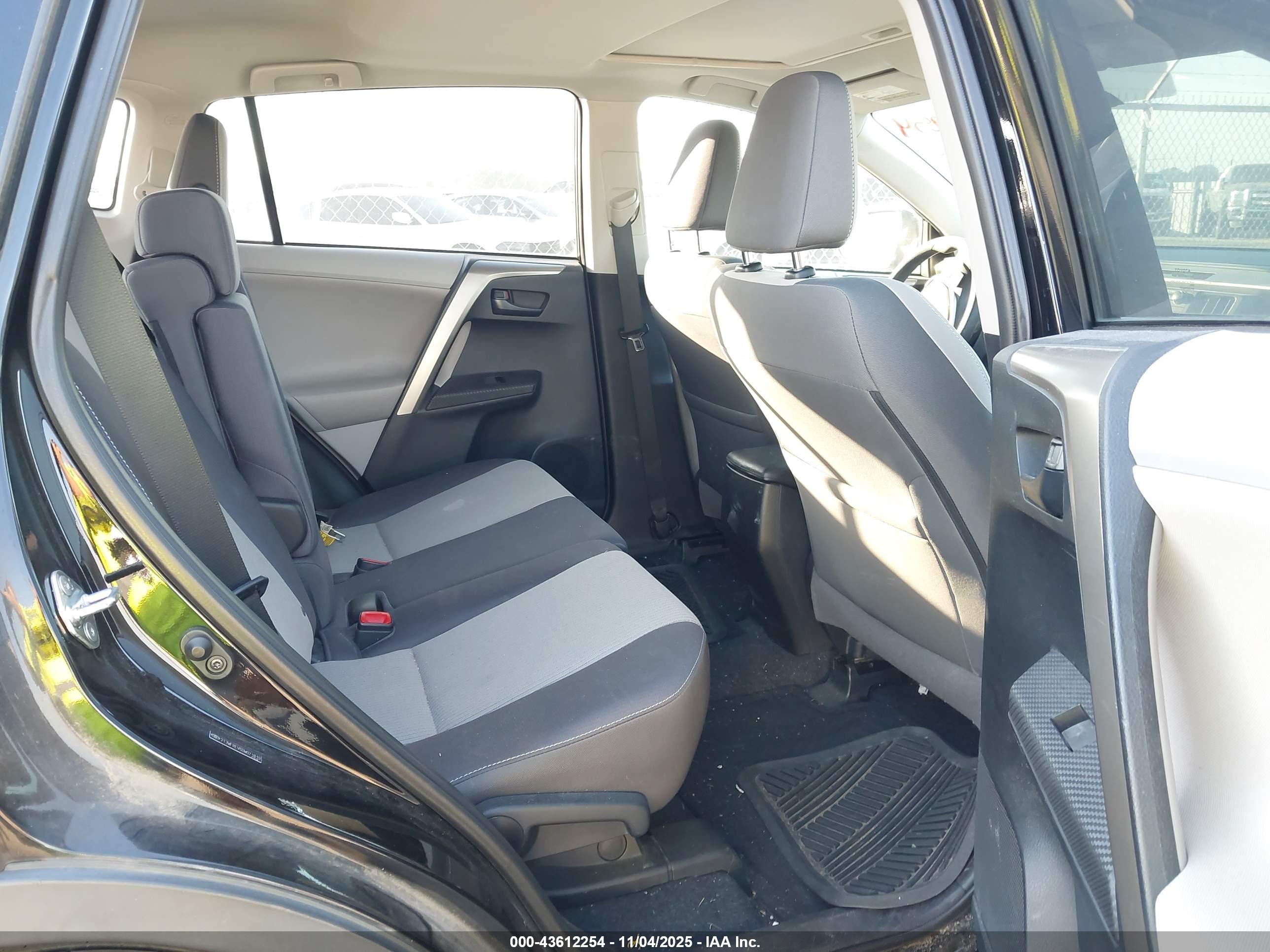 TOYOTA RAV4 image 8