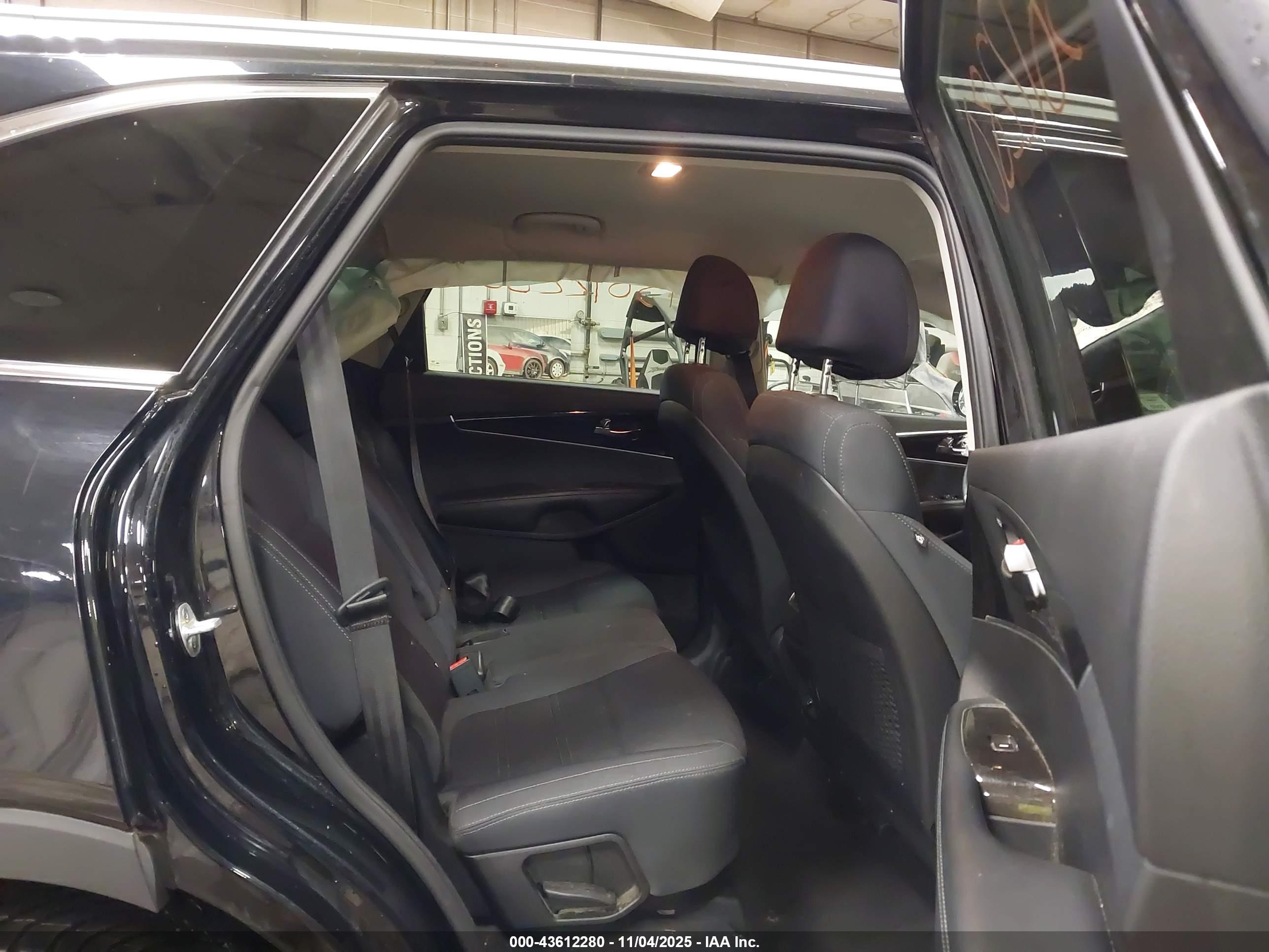 KIA SORENTO image 8