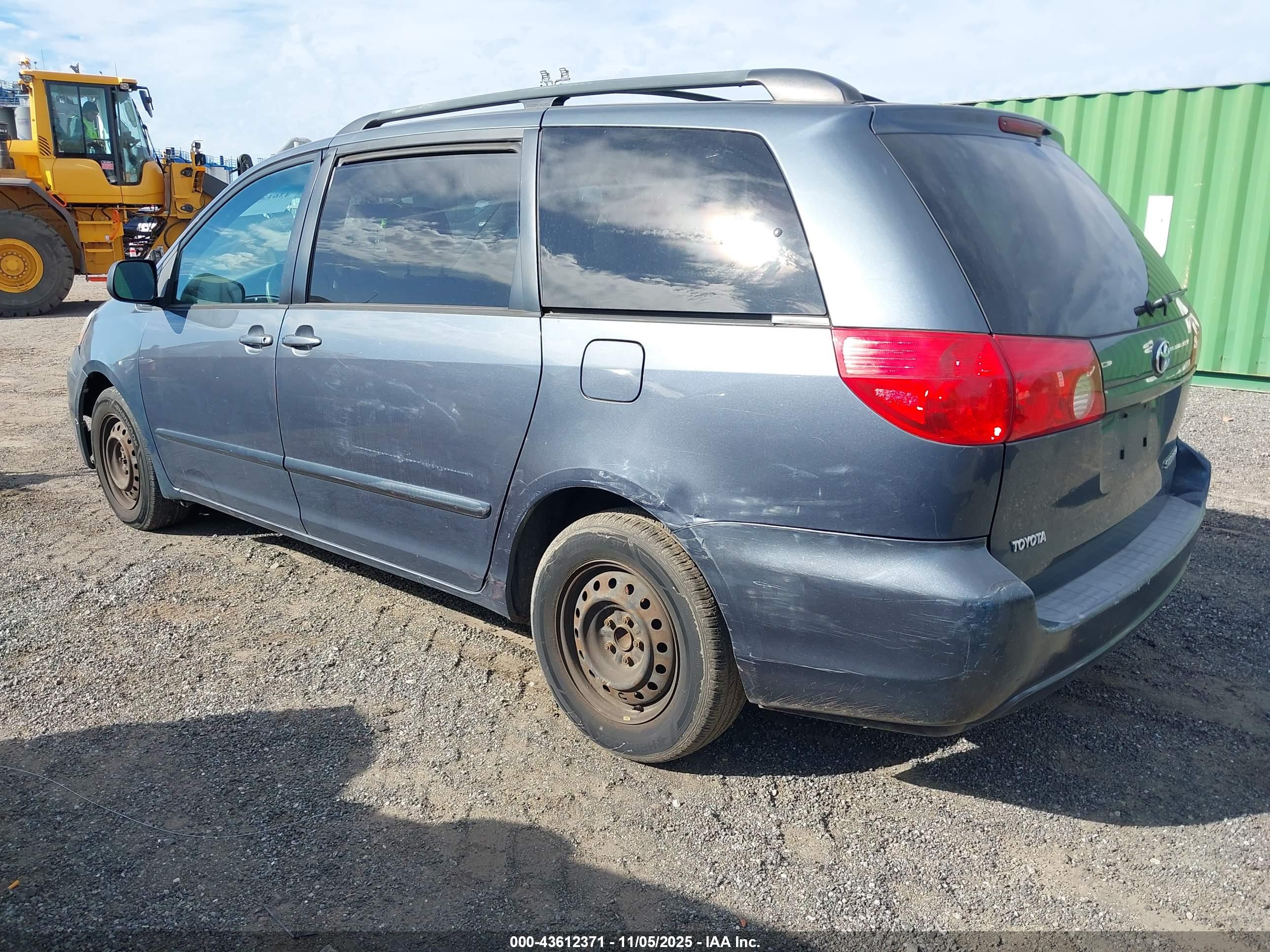 TOYOTA SIENNA image 3