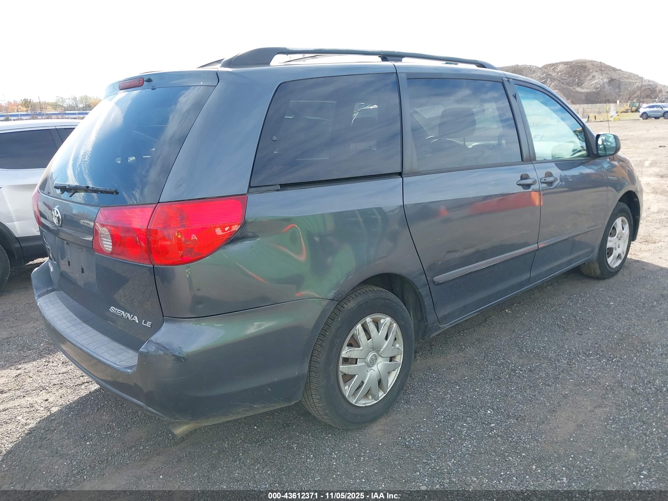 TOYOTA SIENNA image 4