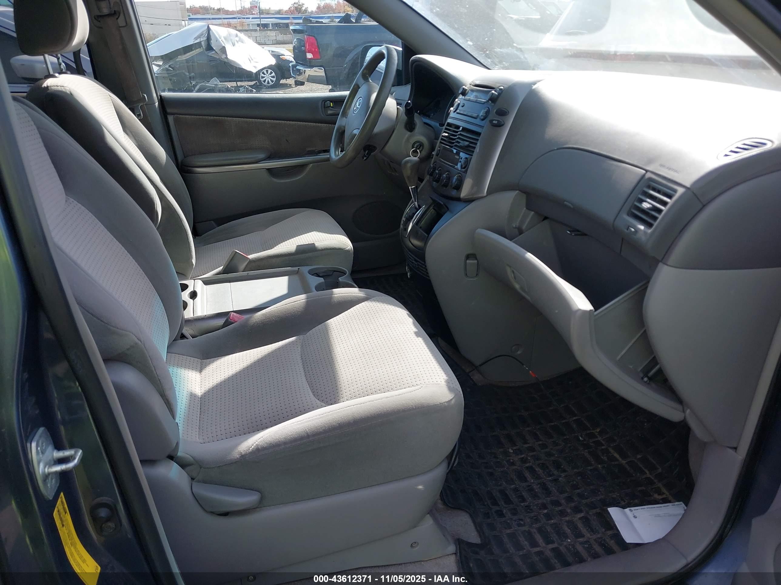 TOYOTA SIENNA image 5