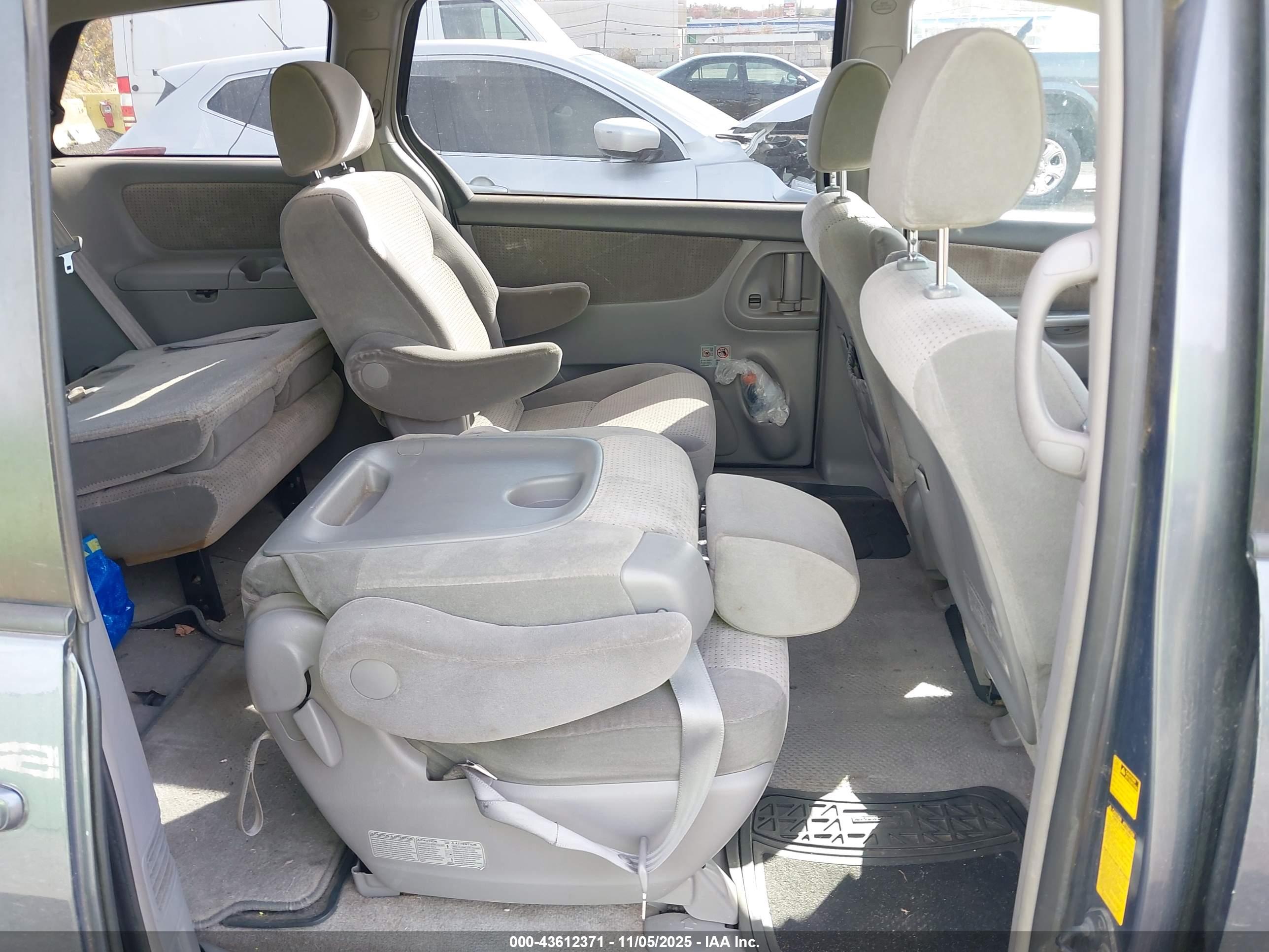TOYOTA SIENNA image 8