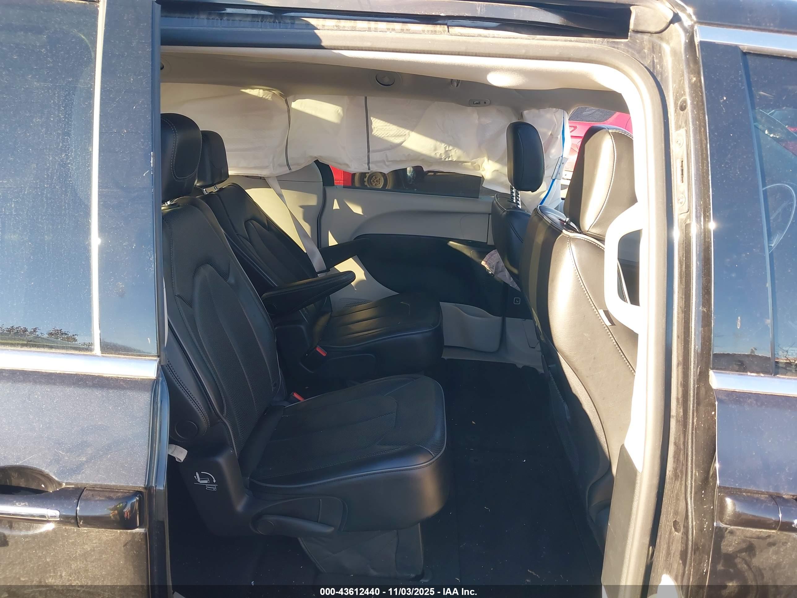 CHRYSLER PACIFICA image 8
