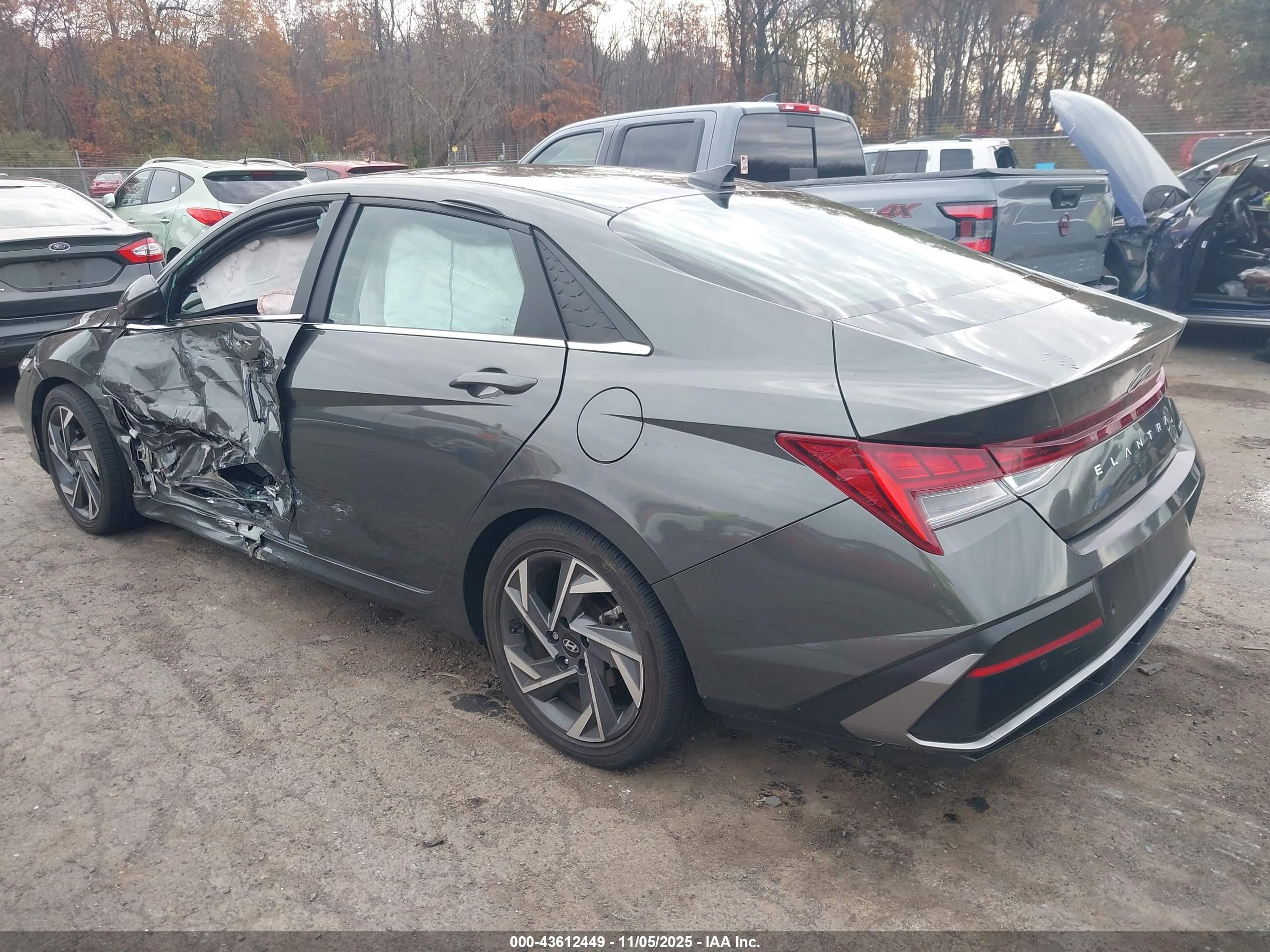 HYUNDAI ELANTRA image 3