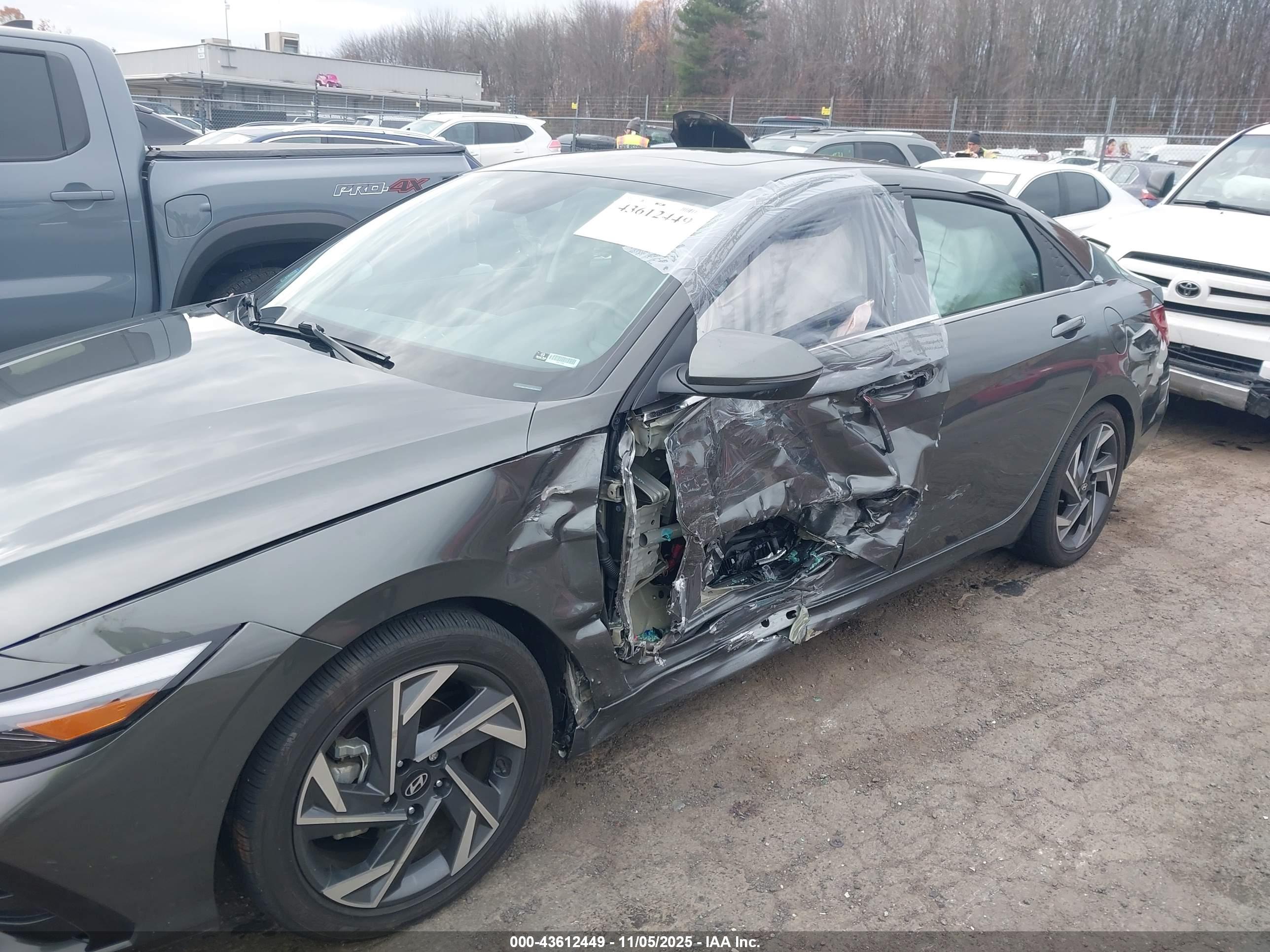 HYUNDAI ELANTRA image 6