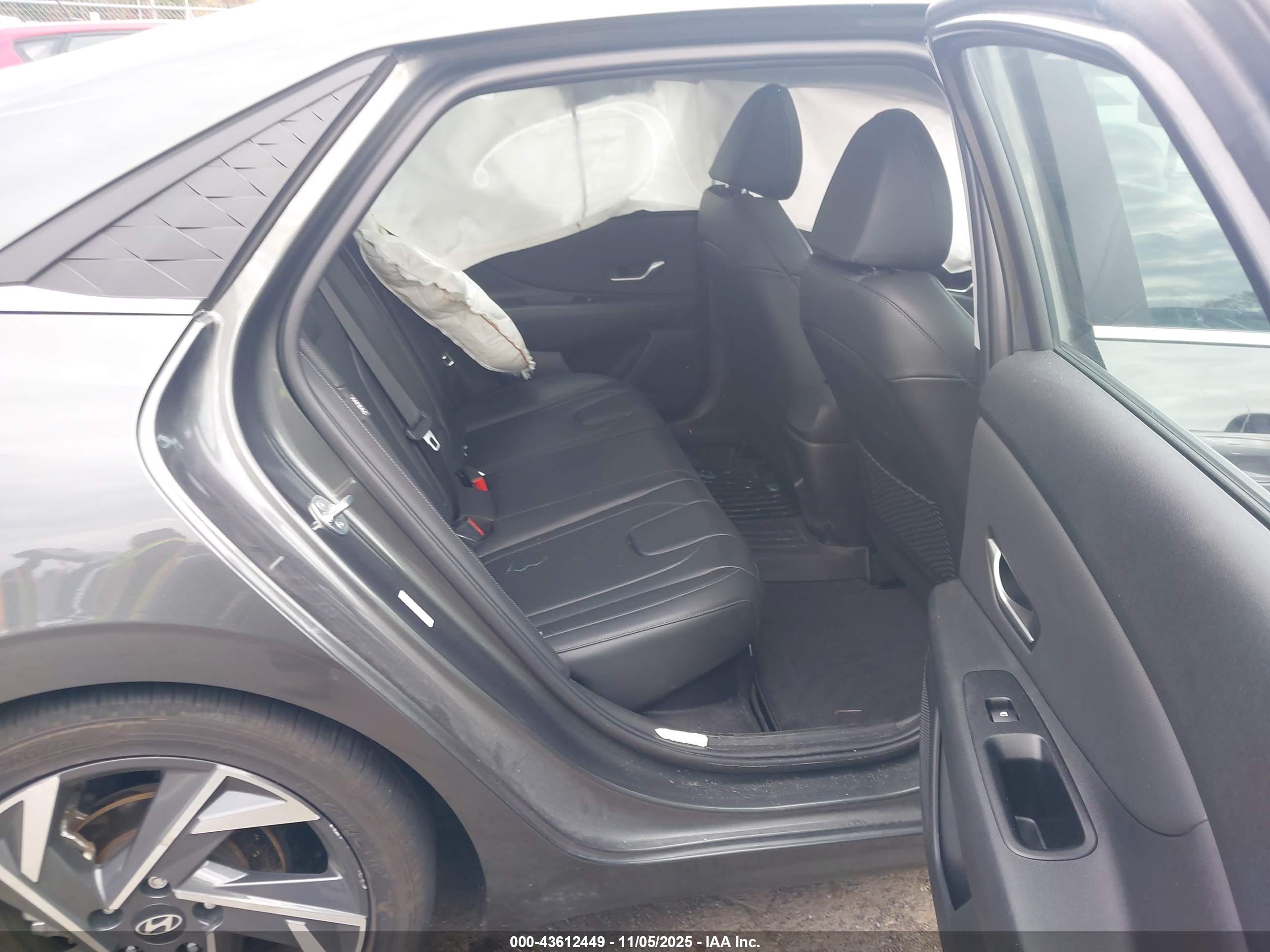 HYUNDAI ELANTRA image 8